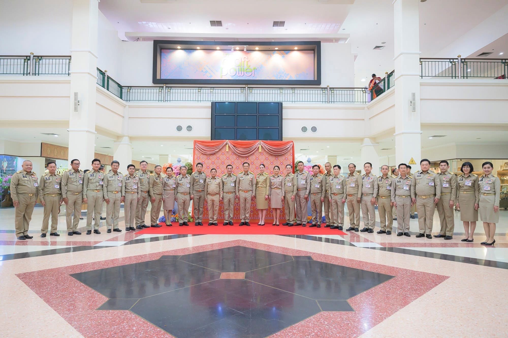จังหวัดสมุทรสงคราม ร่วมเฝ้ารับเสด็จ สมเด็จพระเจ้าลูกเธอ เจ้าฟ้าสิริวัณณวรี นารีรัตนราชกัญญา เสด็จไปทอดพระเนตรนิทรรศการ และการจัดแสดงผลงานภูมิปัญญาผ้าไทย และงานหัตถกรรมชุมชน ภาคกลาง