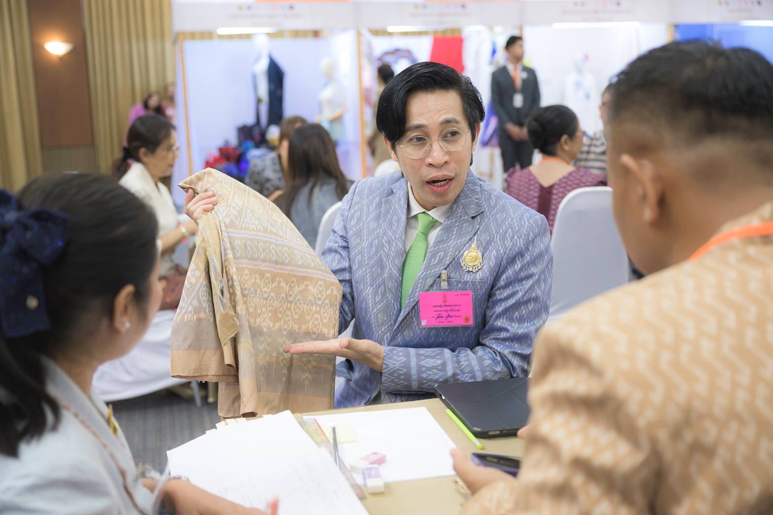 จังหวัดสมุทรสงคราม ร่วมเฝ้ารับเสด็จ สมเด็จพระเจ้าลูกเธอ เจ้าฟ้าสิริวัณณวรี นารีรัตนราชกัญญา เสด็จไปทอดพระเนตรนิทรรศการ และการจัดแสดงผลงานภูมิปัญญาผ้าไทย และงานหัตถกรรมชุมชน ภาคกลาง