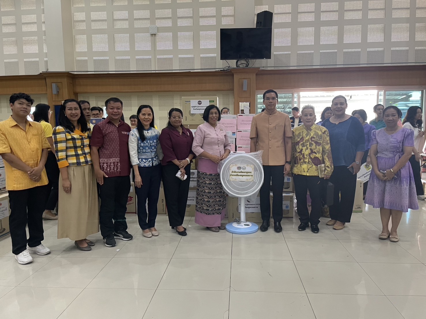 พช.สมุทรสงคราม ร่วมสนับสนุนสิ่งของรางวัลให้กิจกรรมวันรวมน้ำใจให้กาชาด ประจำปี 2568