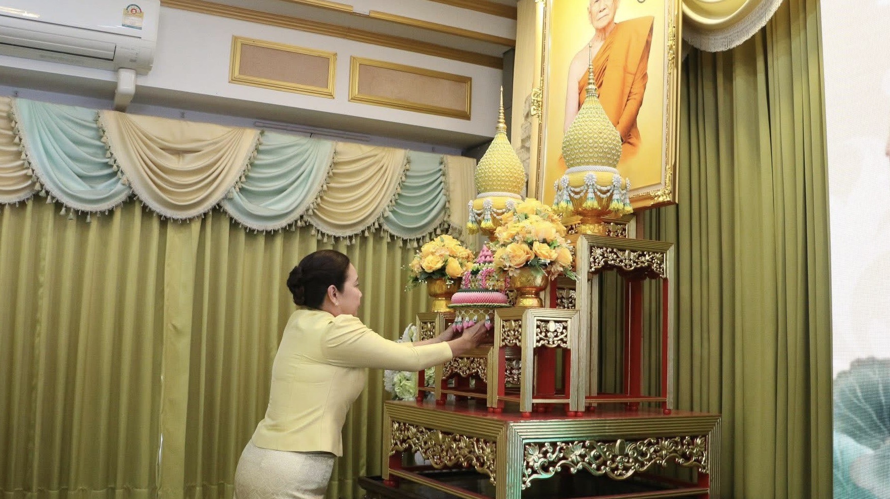 พช.สมุทรสงคราม ร่วมพิธีบรรพชาอุปสมบท โครงการบรรพชาอุปสมบทและปฏิบัติธรรมเนื่องในวันวิสาขบูชา วันสำคัญสากลโลก