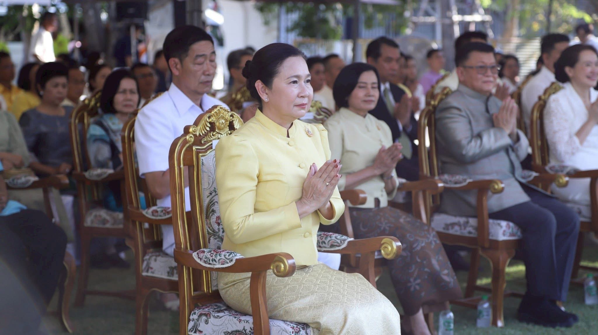 พช.สมุทรสงคราม ร่วมพิธีเจริญพระพุทธมนต์ อุทิศถวายพระราชกุศล และพิธีบวงสรวง พระบาทสมเด็จพระพุทธเลิศหล้านภาลัย เพื่อความเป็นสิริมงคล เป็นปฐมฤกษ์ในการบูรณปฏิสังขรณ์โบราณสถาน วัดอัมพวันเจติยาราม
