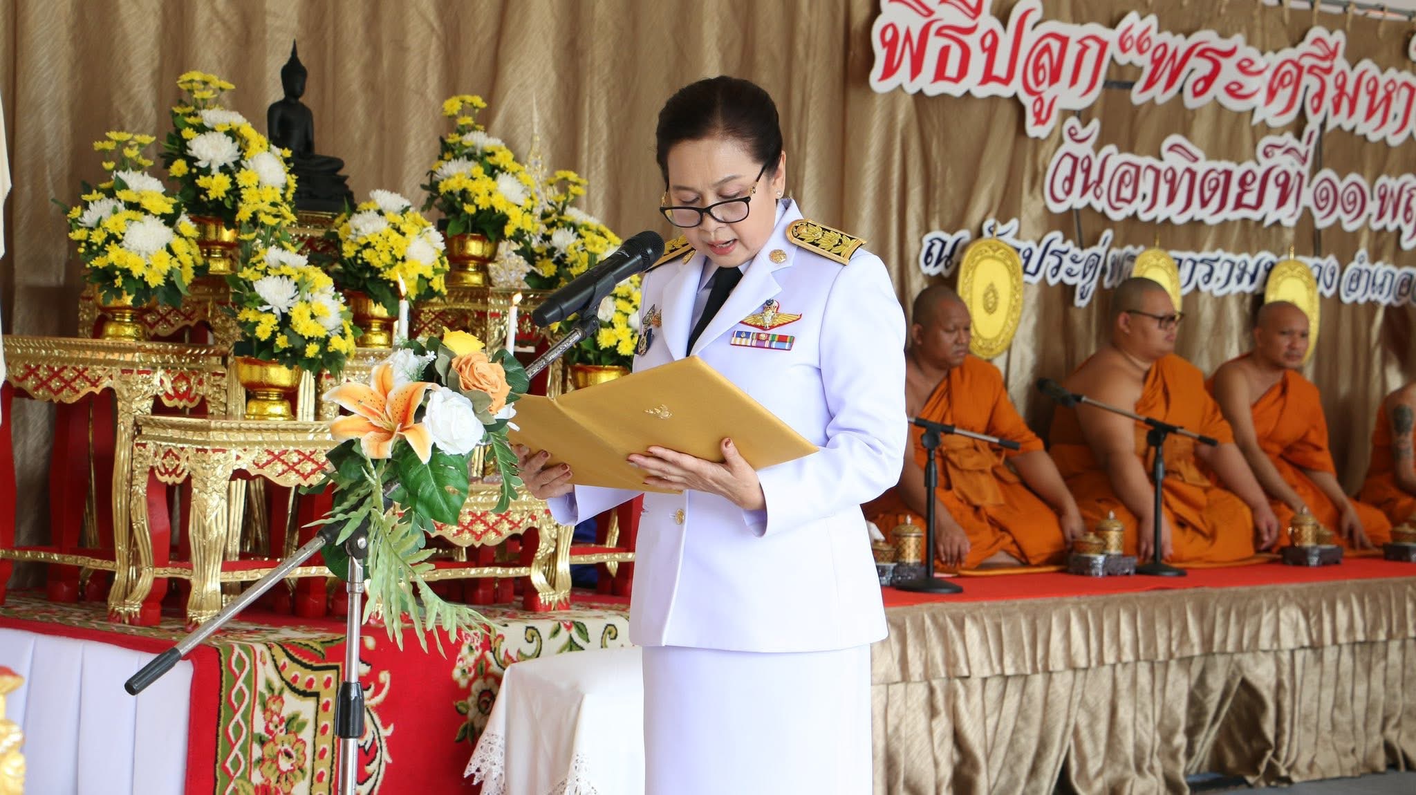 พช.สมุทรสงคราม ร่วมกิจกรรม เข้าวัดรับศีลรับพร เจริญพระพุทธมนต์ ฟังธรรม และเวียนเทียน ตามโครงการส่งเสริมพระพุทธศาสนา เนื่องในวันวิสาขบูชา พุทธศักราช 2568