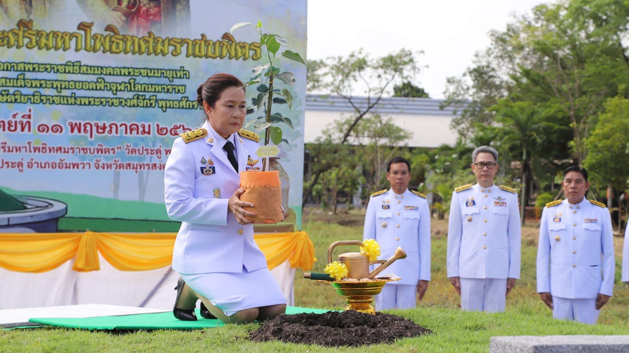 พช.สมุทรสงคราม ร่วมกิจกรรม เข้าวัดรับศีลรับพร เจริญพระพุทธมนต์ ฟังธรรม และเวียนเทียน ตามโครงการส่งเสริมพระพุทธศาสนา เนื่องในวันวิสาขบูชา พุทธศักราช 2568