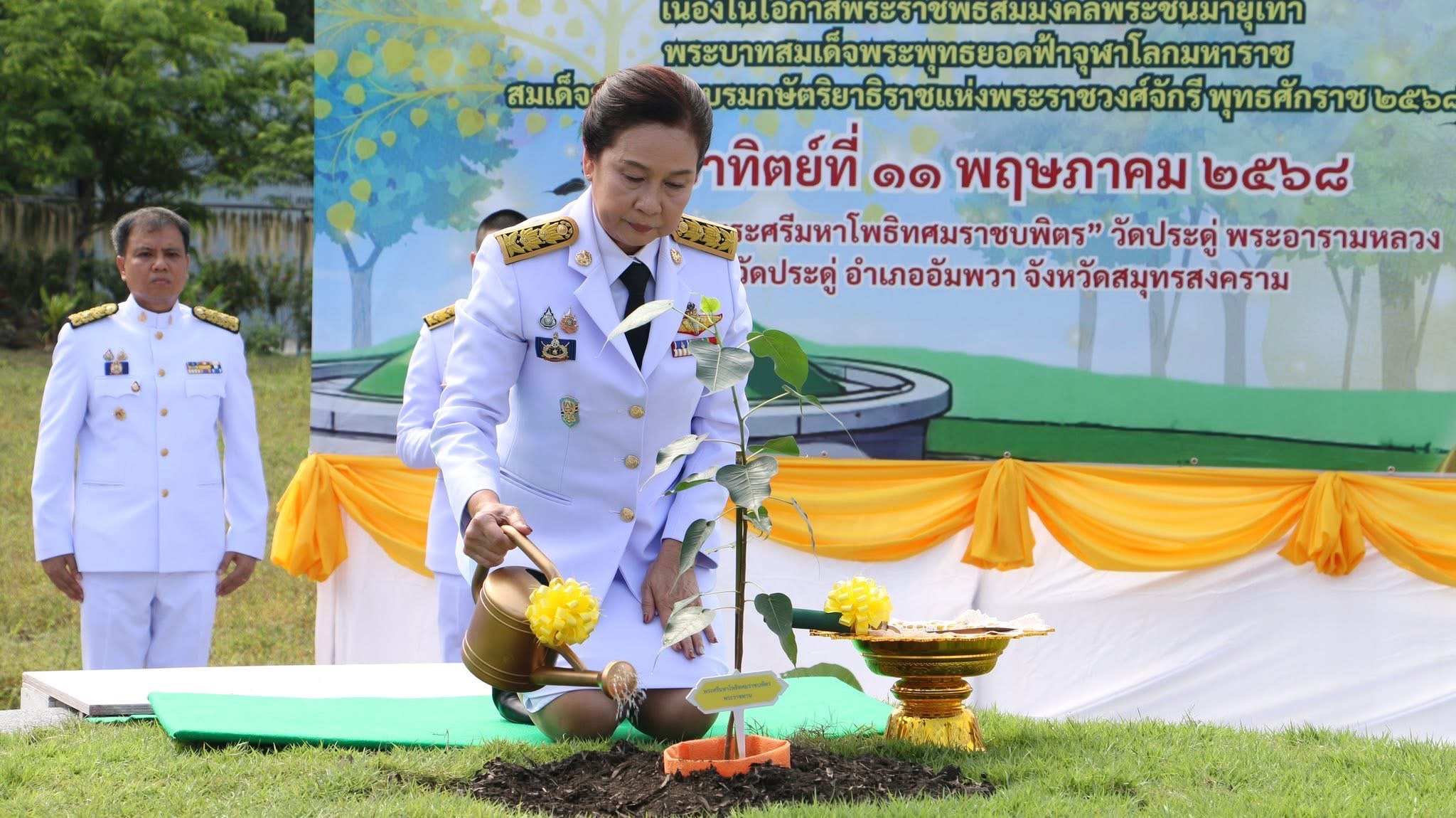 พช.สมุทรสงคราม ร่วมกิจกรรม เข้าวัดรับศีลรับพร เจริญพระพุทธมนต์ ฟังธรรม และเวียนเทียน ตามโครงการส่งเสริมพระพุทธศาสนา เนื่องในวันวิสาขบูชา พุทธศักราช 2568