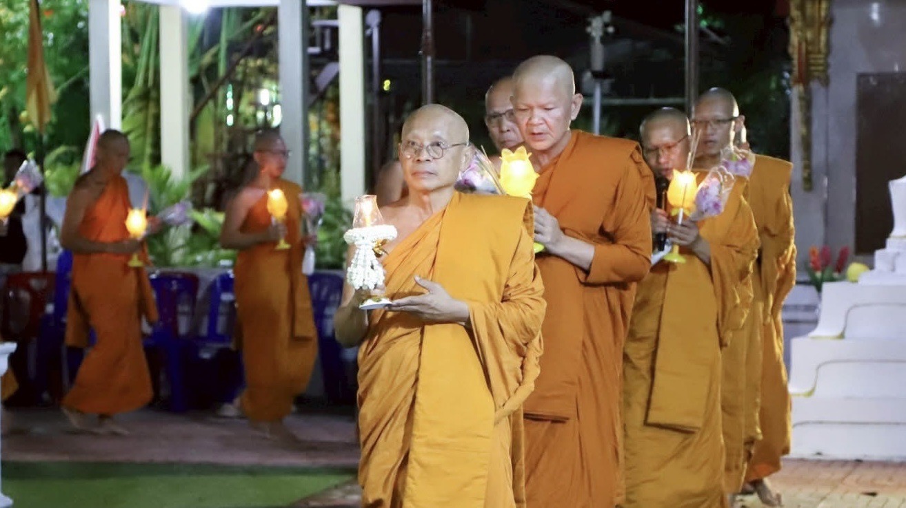 พช.สมุทรสงคราม ร่วมกิจกรรม เข้าวัดรับศีลรับพร เจริญพระพุทธมนต์ ฟังธรรม และเวียนเทียน ตามโครงการส่งเสริมพระพุทธศาสนา เนื่องในวันวิสาขบูชา พุทธศักราช 2568