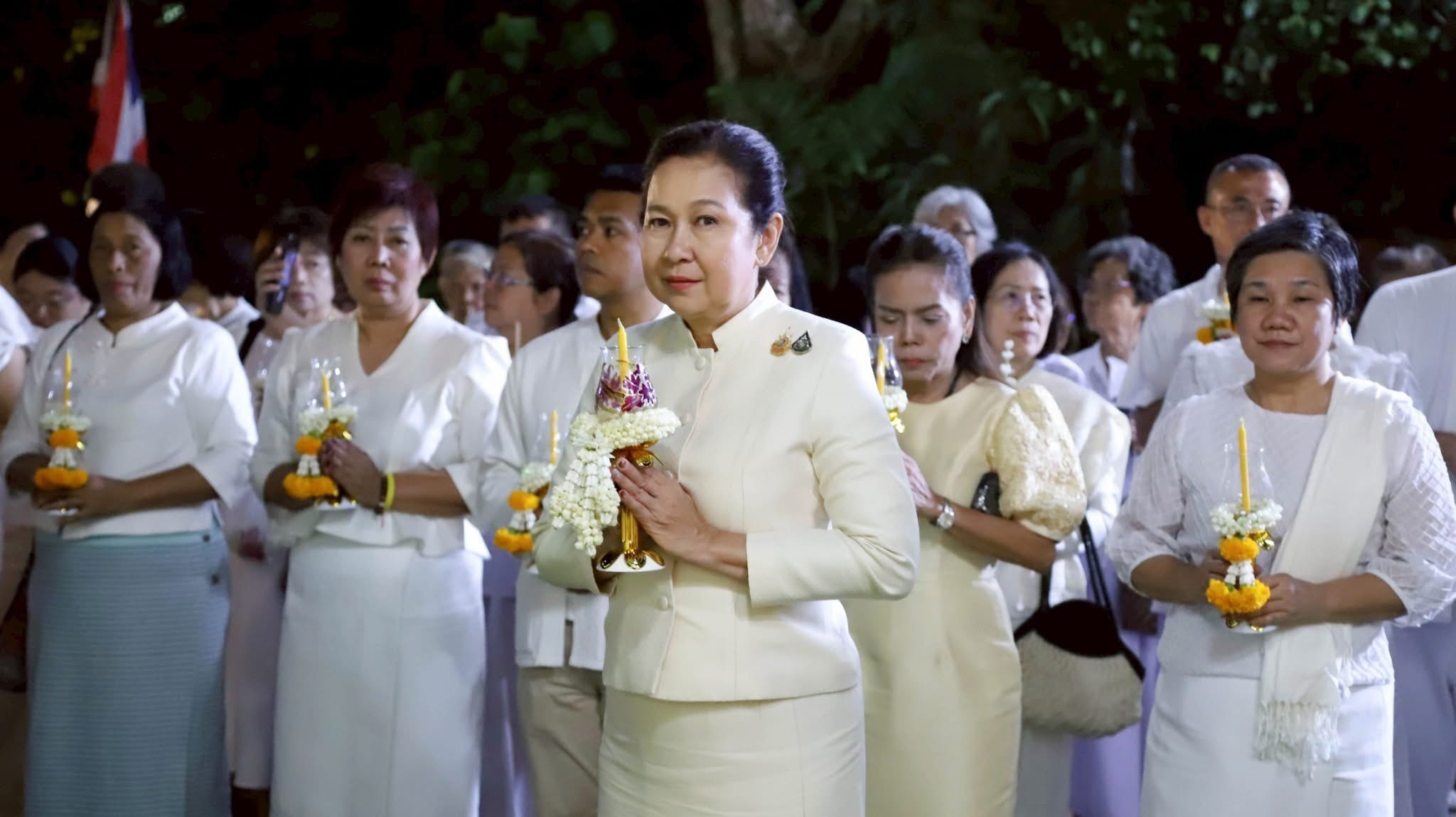 พช.สมุทรสงคราม ร่วมกิจกรรม เข้าวัดรับศีลรับพร เจริญพระพุทธมนต์ ฟังธรรม และเวียนเทียน ตามโครงการส่งเสริมพระพุทธศาสนา เนื่องในวันวิสาขบูชา พุทธศักราช 2568
