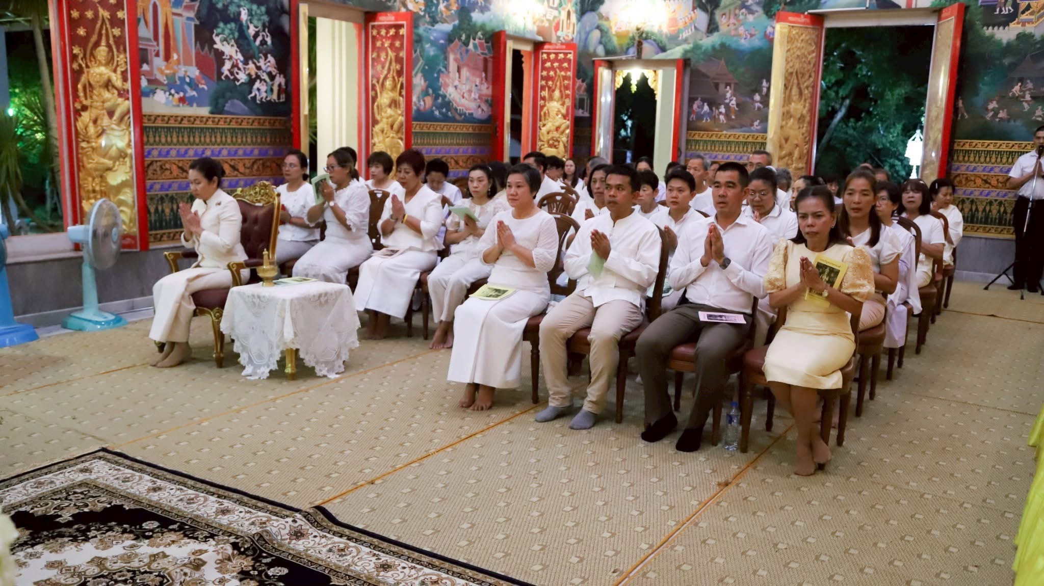 พช.สมุทรสงคราม ร่วมกิจกรรม เข้าวัดรับศีลรับพร เจริญพระพุทธมนต์ ฟังธรรม และเวียนเทียน ตามโครงการส่งเสริมพระพุทธศาสนา เนื่องในวันวิสาขบูชา พุทธศักราช 2568