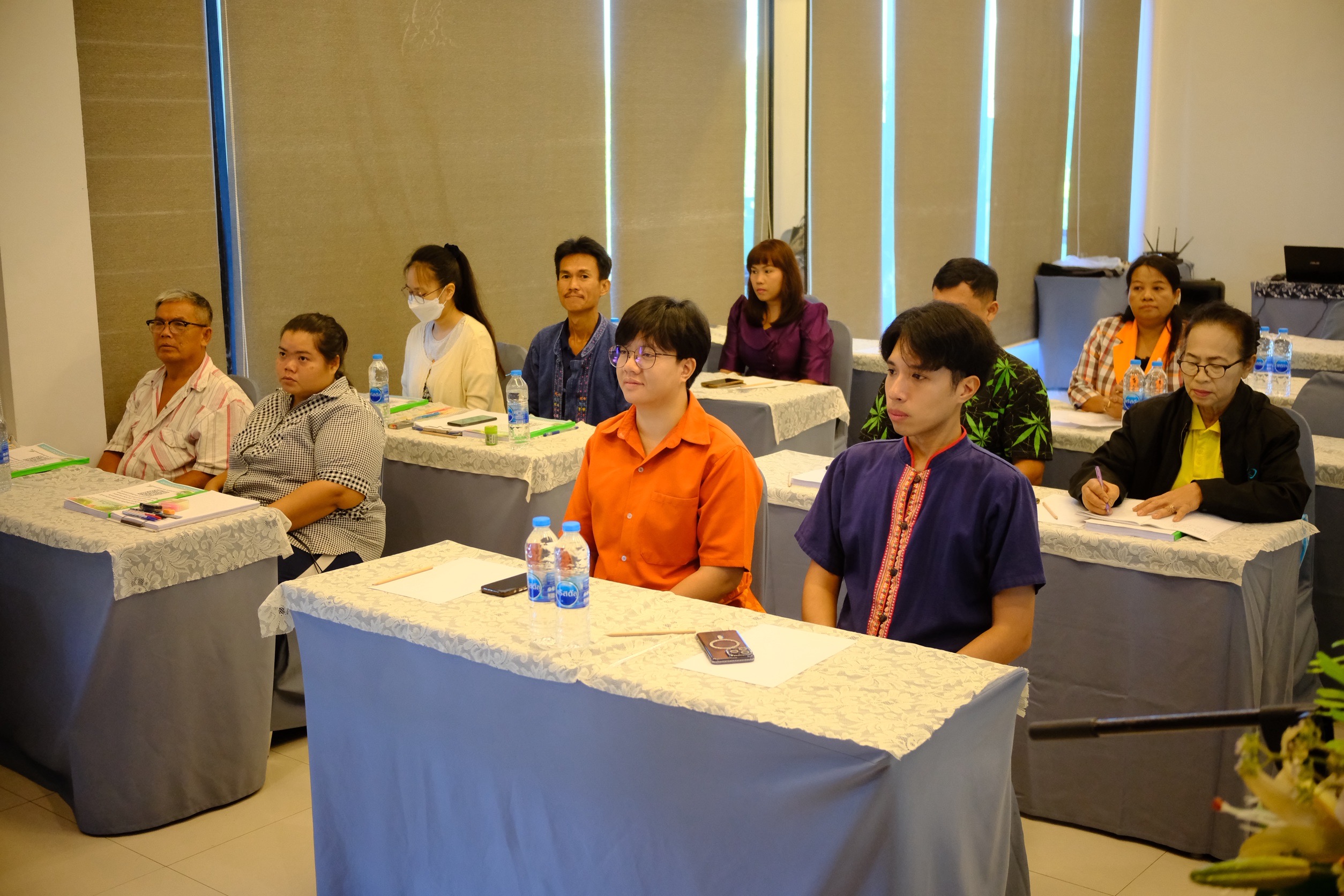 พช.สมุทรสงคราม ดำเนินกิจกรรมประชุมเชิงปฏิบัติการส่งเสริมการสร้างรายได้จากกิจการอาหารปลอดภัยระดับจังหวัด