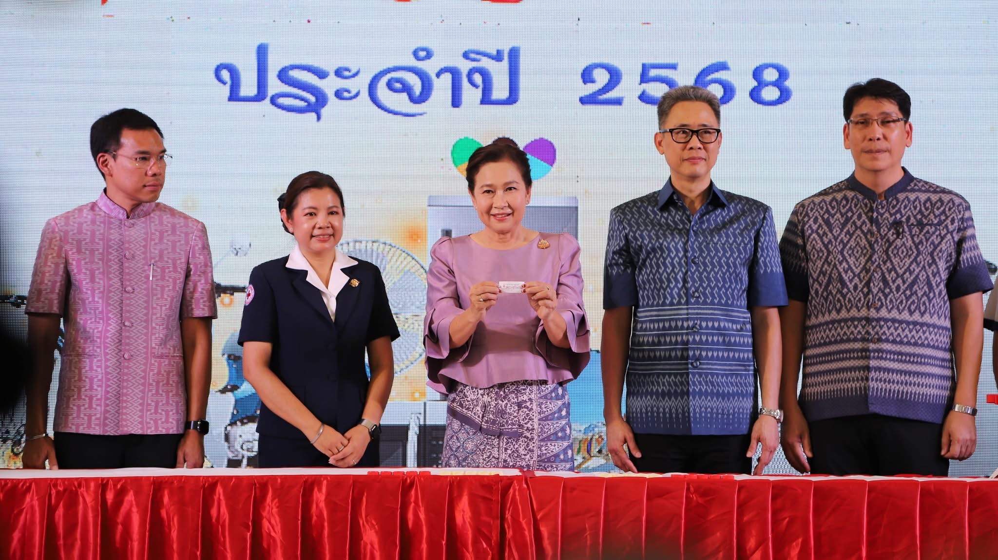 พช.สมุทรสงคราม ร่วมเปิดร้านมัจฉากาชาด ในงาน “สืบสานประเพณีวัฒนธรรมลุ่มน้ำแม่กลองของดีเมืองสามน้ำ และงานกาชาดจังหวัดสมุทรสงคราม ประจำปี 2568