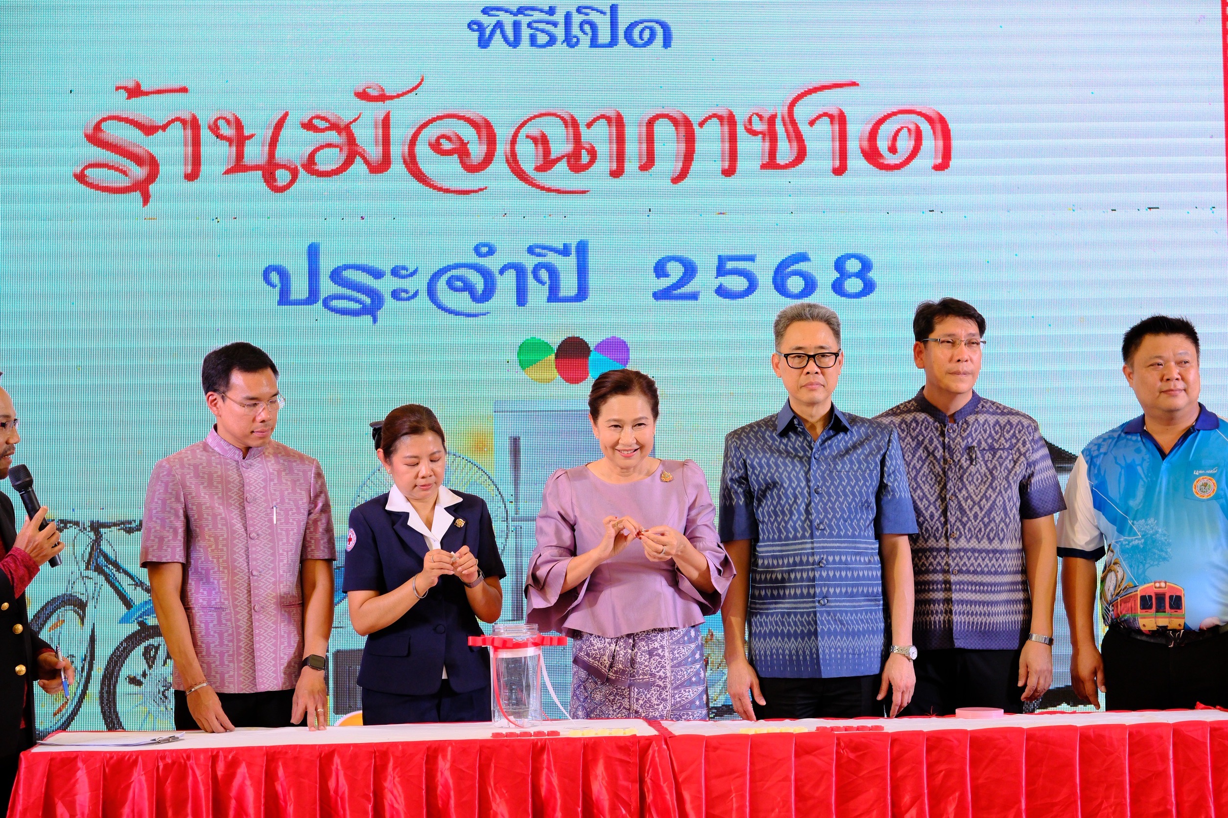 พช.สมุทรสงคราม ร่วมเปิดร้านมัจฉากาชาด ในงาน “สืบสานประเพณีวัฒนธรรมลุ่มน้ำแม่กลองของดีเมืองสามน้ำ และงานกาชาดจังหวัดสมุทรสงคราม ประจำปี 2568