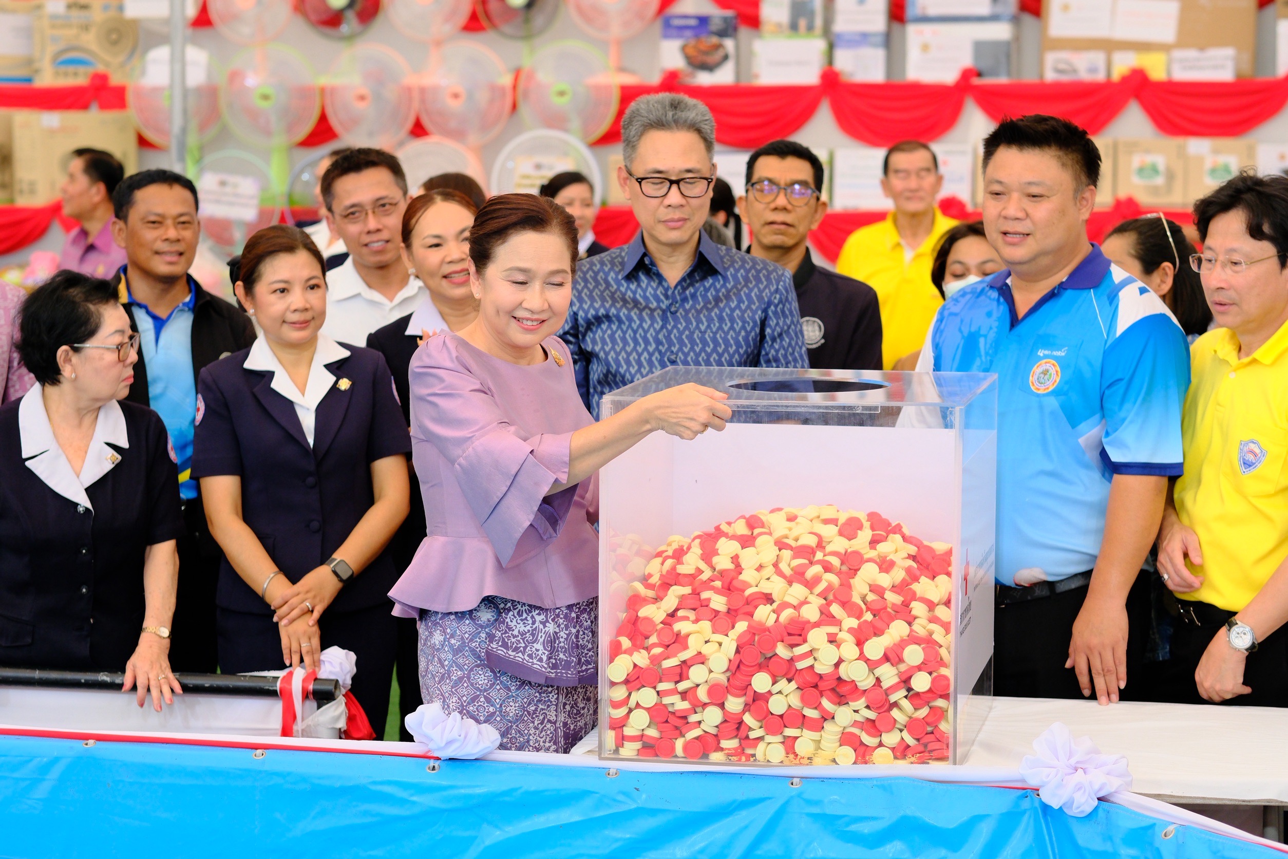 พช.สมุทรสงคราม ร่วมเปิดร้านมัจฉากาชาด ในงาน “สืบสานประเพณีวัฒนธรรมลุ่มน้ำแม่กลองของดีเมืองสามน้ำ และงานกาชาดจังหวัดสมุทรสงคราม ประจำปี 2568