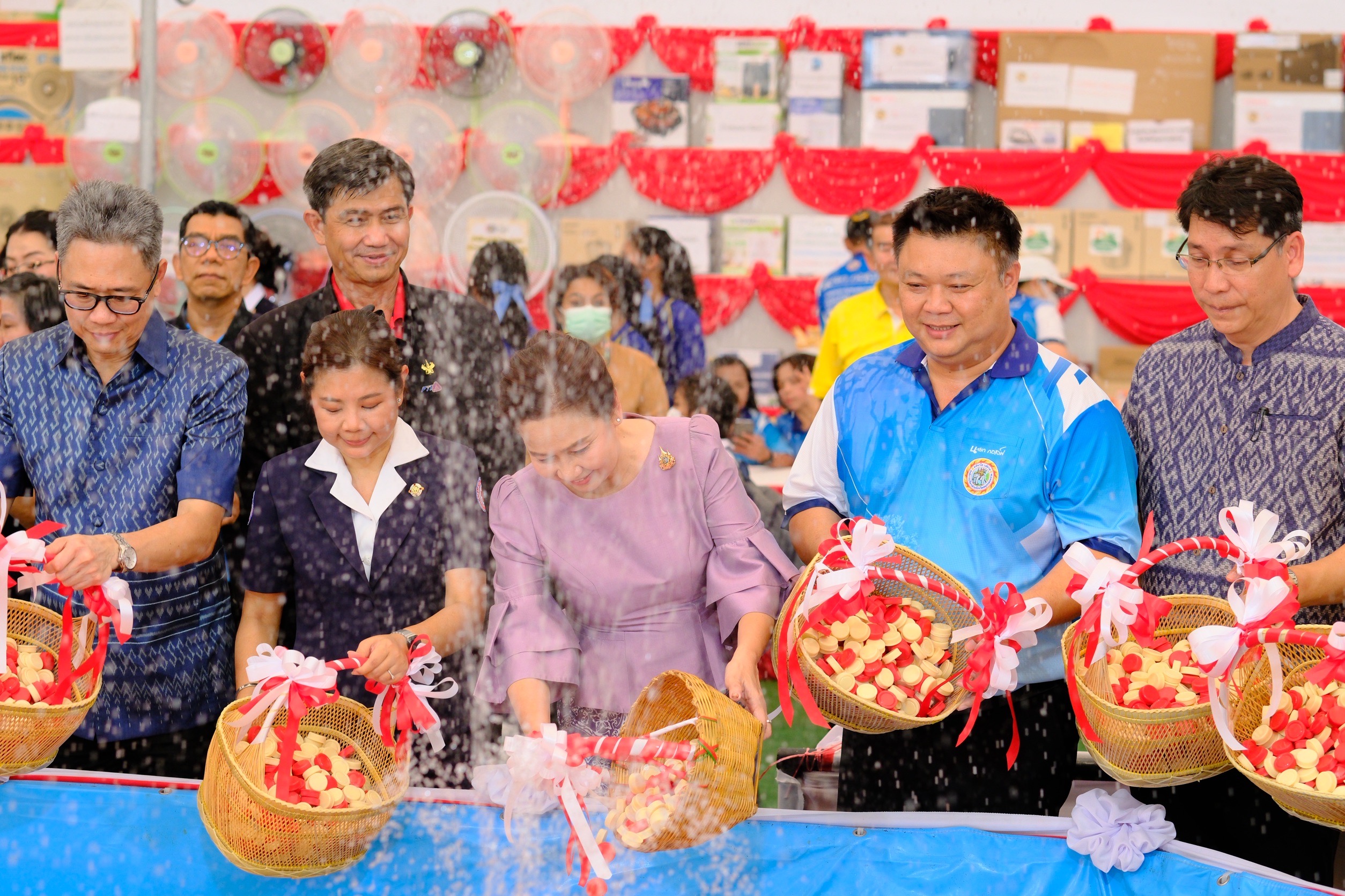 พช.สมุทรสงคราม ร่วมเปิดร้านมัจฉากาชาด ในงาน “สืบสานประเพณีวัฒนธรรมลุ่มน้ำแม่กลองของดีเมืองสามน้ำ และงานกาชาดจังหวัดสมุทรสงคราม ประจำปี 2568