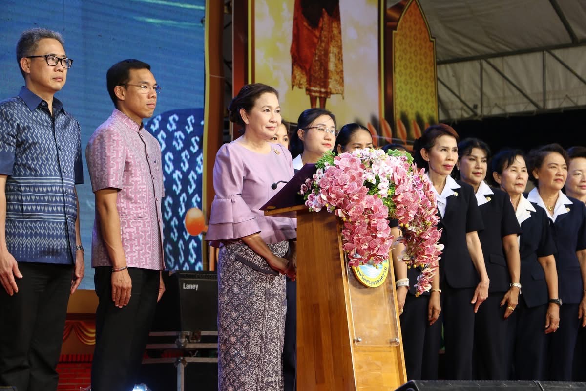 พช.สมุทรสงคราม ร่วมพิธีเปิด “สืบสานประเพณ๊วัฒนธรรมลุ่มน้ำแม่กลองของดีเมืองสามน้ำ และงานกาชาดจังหวัดสมุทรสงคราม ประจำปี 2568”