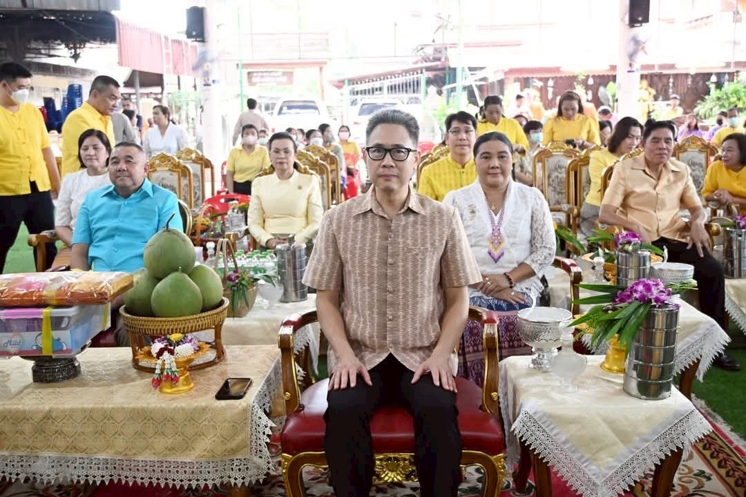 พช.สมุทรสงคราม ร่วมกิจกรรม “ชูธรรมนำชีวิต จังหวัดสมุทรสงคราม” ทำบุญตักบาตรวันธรรมสวนะ น้อมนำหลักธรรมมาใช้ในชีวิตประจำวัน