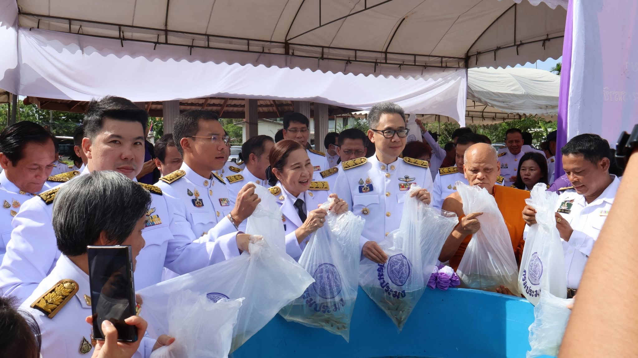พช.สมุทรสงคราม ร่วมพิธีปล่อยพันธุ์สัตว์น้ำเนื่องในวันเฉลิมพระชนมพรรษา สมเด็จพระนางเจ้าสุทิดา พัชรสุธาพิมลลักษณ พระบรมราชินี