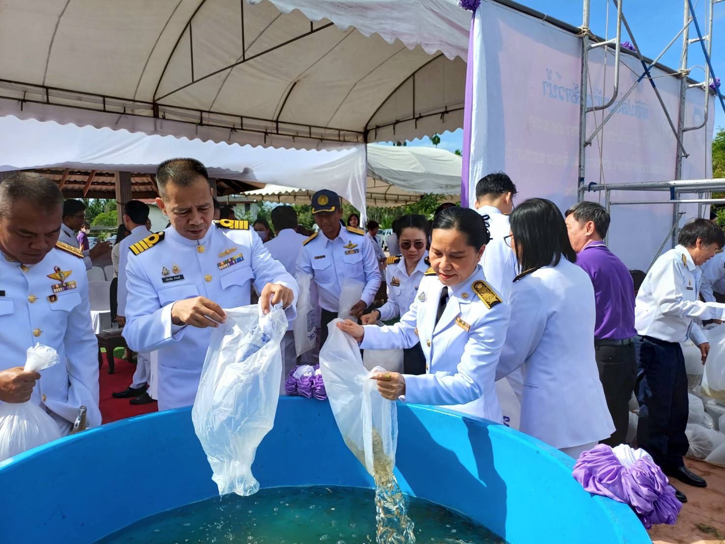 พช.สมุทรสงคราม ร่วมพิธีปล่อยพันธุ์สัตว์น้ำเนื่องในวันเฉลิมพระชนมพรรษา สมเด็จพระนางเจ้าสุทิดา พัชรสุธาพิมลลักษณ พระบรมราชินี
