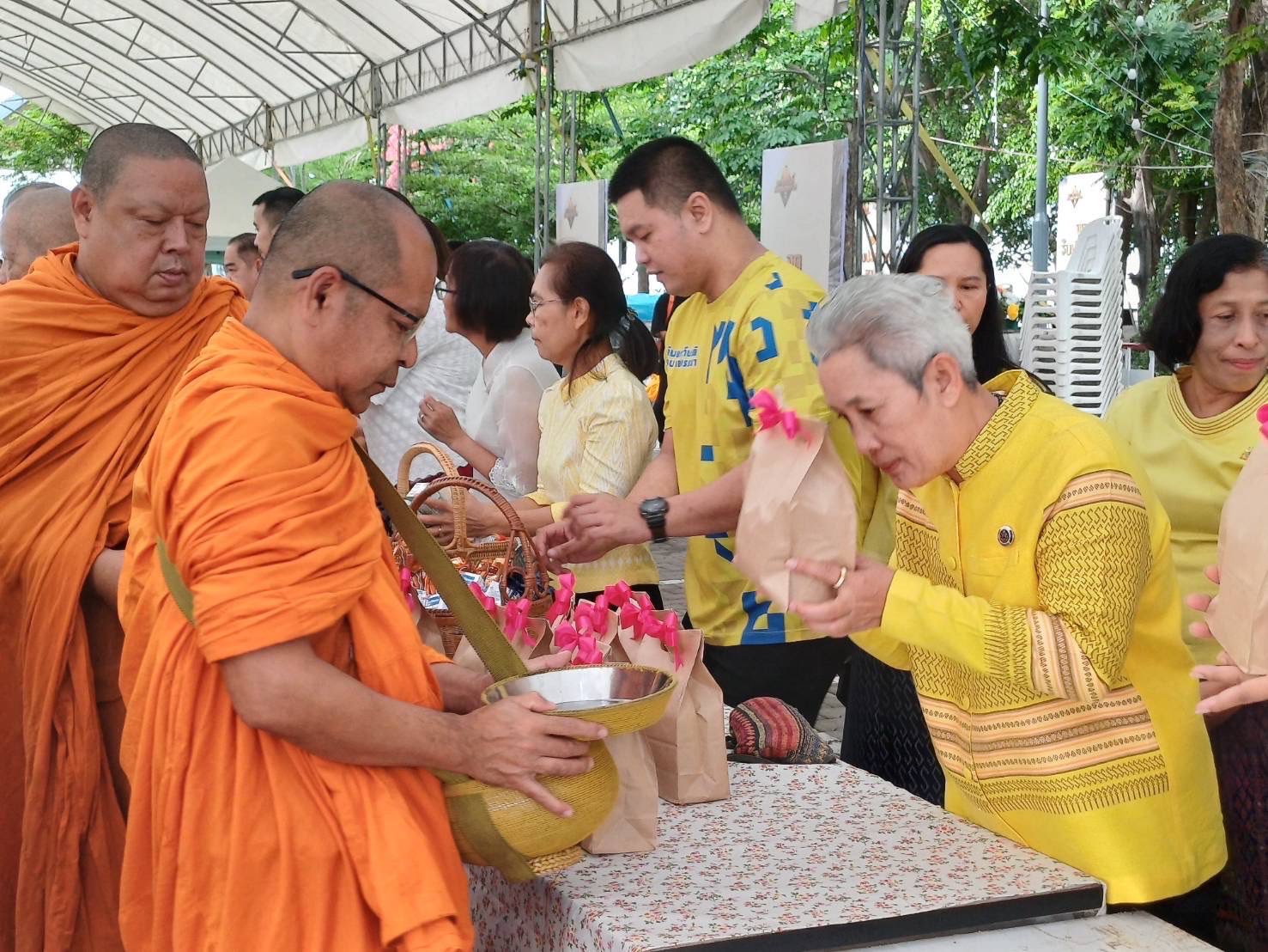 พช.สมุทรสงคราม ร่วมพิธีทำบุญตักบาตร,ปล่อยเรือสำเภา โครงการของดีเมืองแม่กลองตะวันรอน ที่ดอนหอยหลอด ประจำปี พ.ศ. 2568