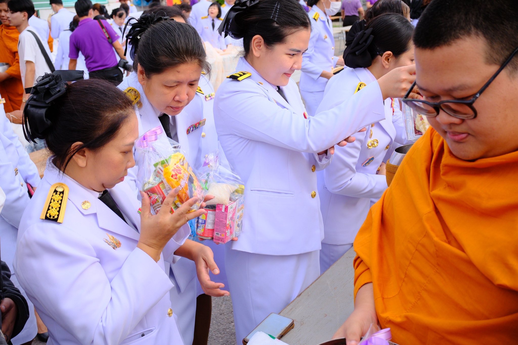 พช.สมุทรสงคราม ร่วมพิธีเจริญพระพุทธมนต์และพิธีทำบุญตักบาตรเฉลิมพระเกียรติสมเด็จพระนางเจ้าสุทิดา พัชรสุธาพิมลลักษณ พระบรมราชินี เนื่องในโอกาสมหามงคลเฉลิมพระชนมพรรษา 3 มิถุนายน 2568