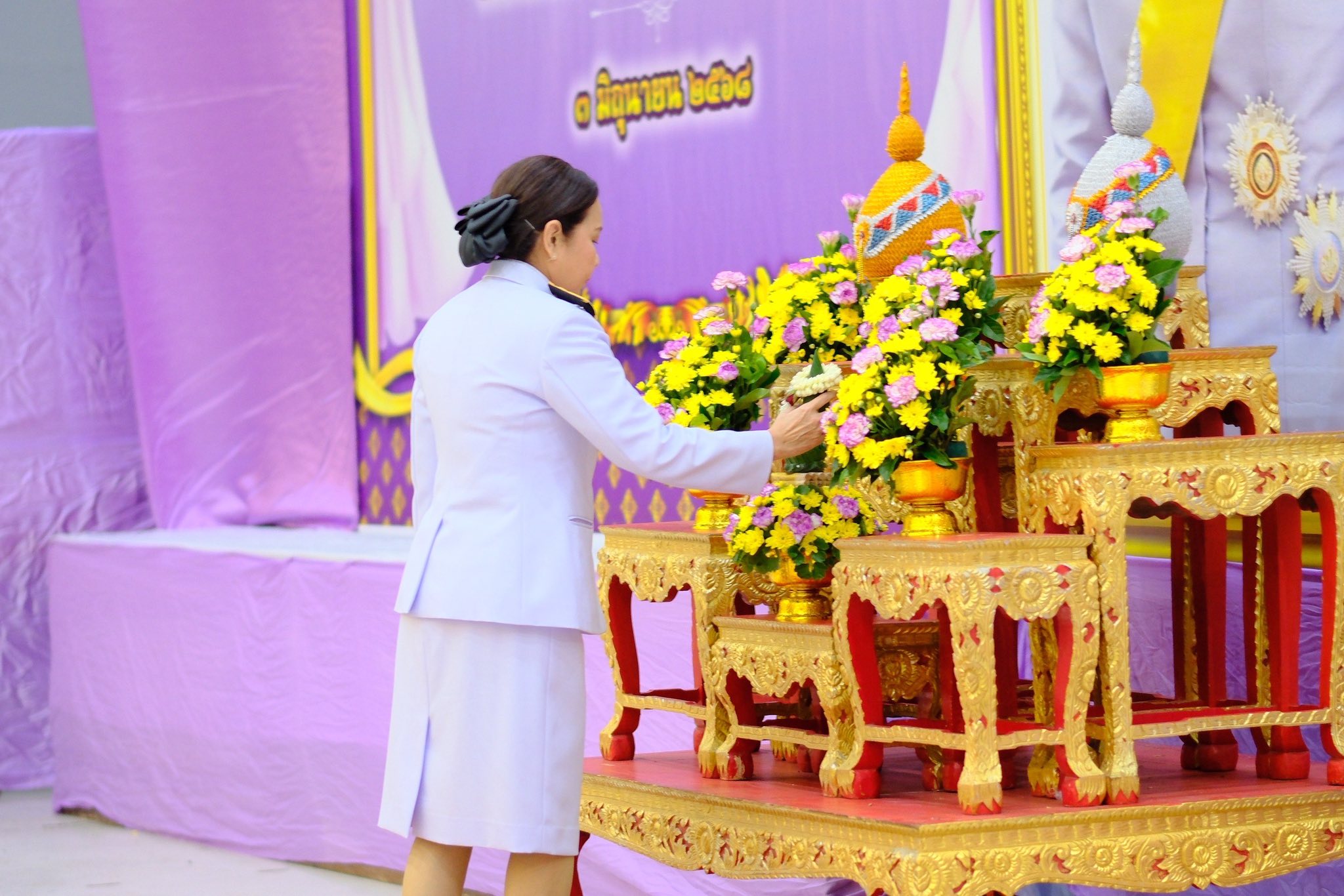 พช.สมุทรสงคราม ร่วมพิธีเจริญพระพุทธมนต์และพิธีทำบุญตักบาตรเฉลิมพระเกียรติสมเด็จพระนางเจ้าสุทิดา พัชรสุธาพิมลลักษณ พระบรมราชินี เนื่องในโอกาสมหามงคลเฉลิมพระชนมพรรษา 3 มิถุนายน 2568