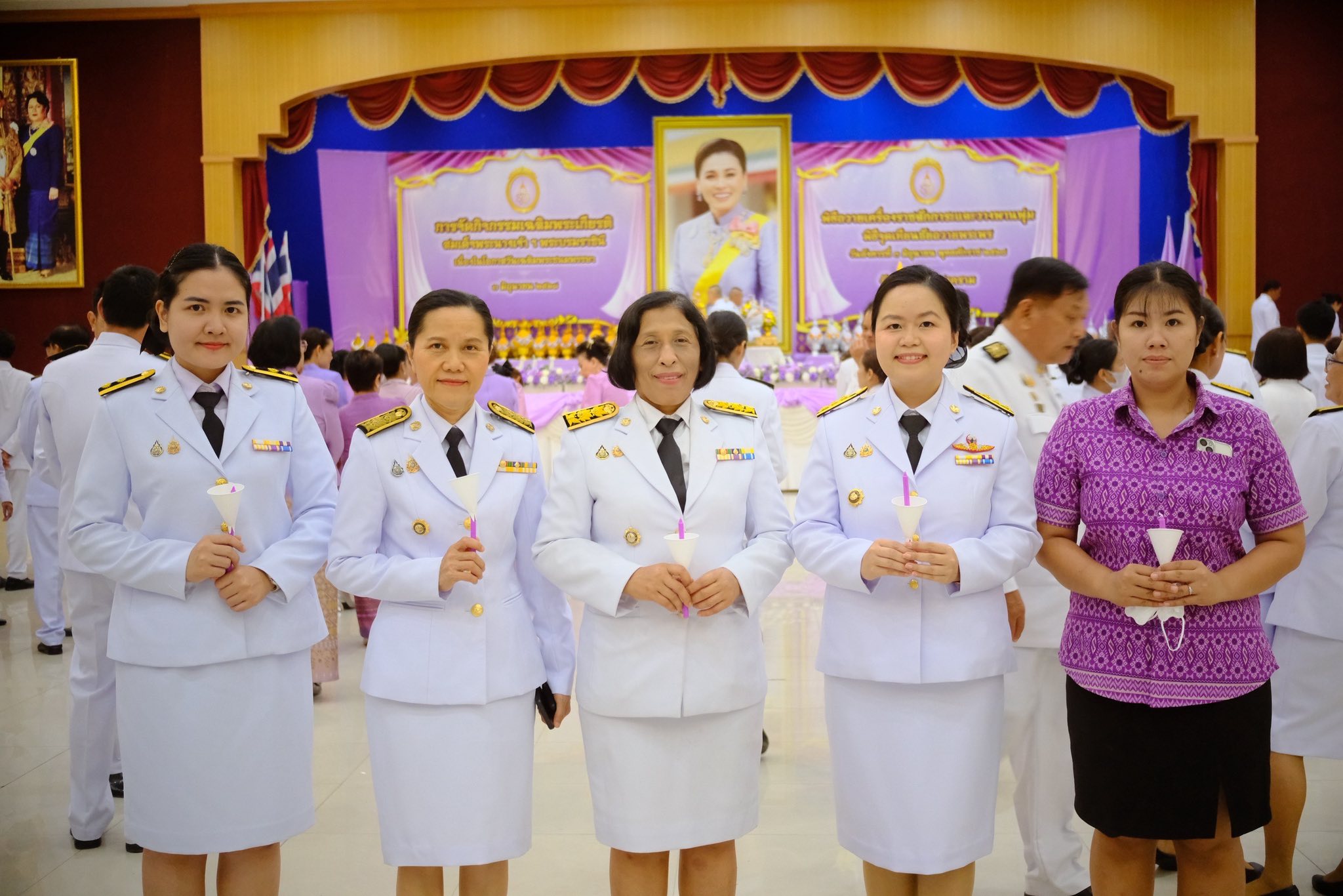 พช.สมุทรสงคราม ร่วมพิธีถวายเครื่องราชสักการะและวางพานพุ่ม และจุดเทียนชัยถวายพระพรชัยมงคล เฉลิมพระเกียรติสมเด็จพระนางเจ้า ฯ พระบรมราชินี เนื่องในโอกาสวันเฉลิมพระชนมพรรษา 3 มิถุนายน 2568