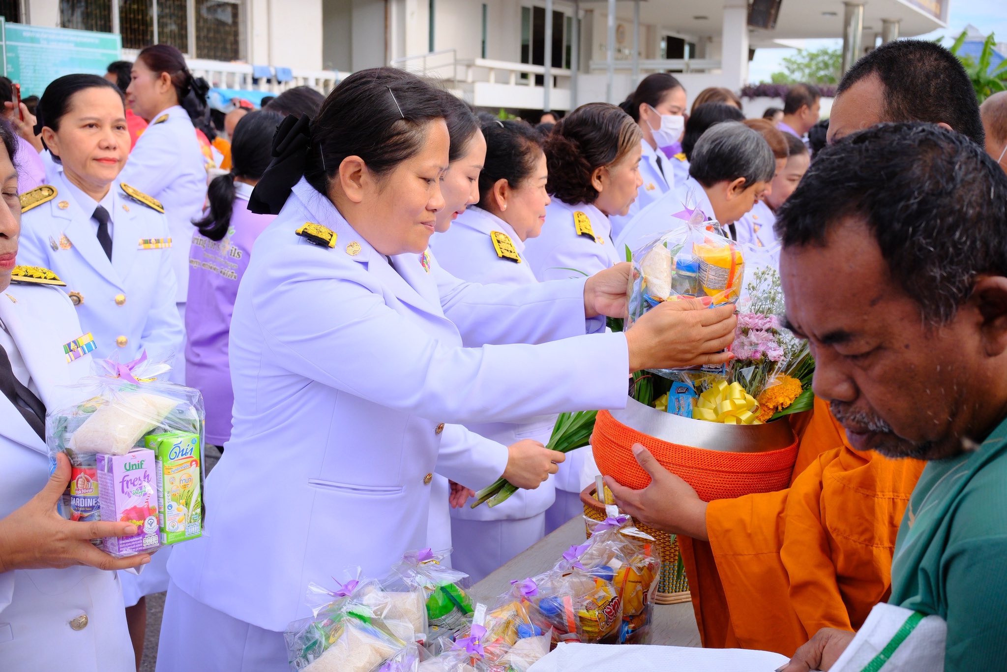 พช.สมุทรสงคราม ร่วมพิธีเจริญพระพุทธมนต์และพิธีทำบุญตักบาตรเฉลิมพระเกียรติสมเด็จพระนางเจ้าสุทิดา พัชรสุธาพิมลลักษณ พระบรมราชินี เนื่องในโอกาสมหามงคลเฉลิมพระชนมพรรษา 3 มิถุนายน 2568