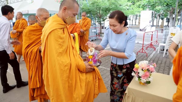 พช.สมุทรสงคราม ร่วมพิธีทำบุญตักบาตร,ปล่อยเรือสำเภา โครงการของดีเมืองแม่กลองตะวันรอน ที่ดอนหอยหลอด ประจำปี พ.ศ. 2568