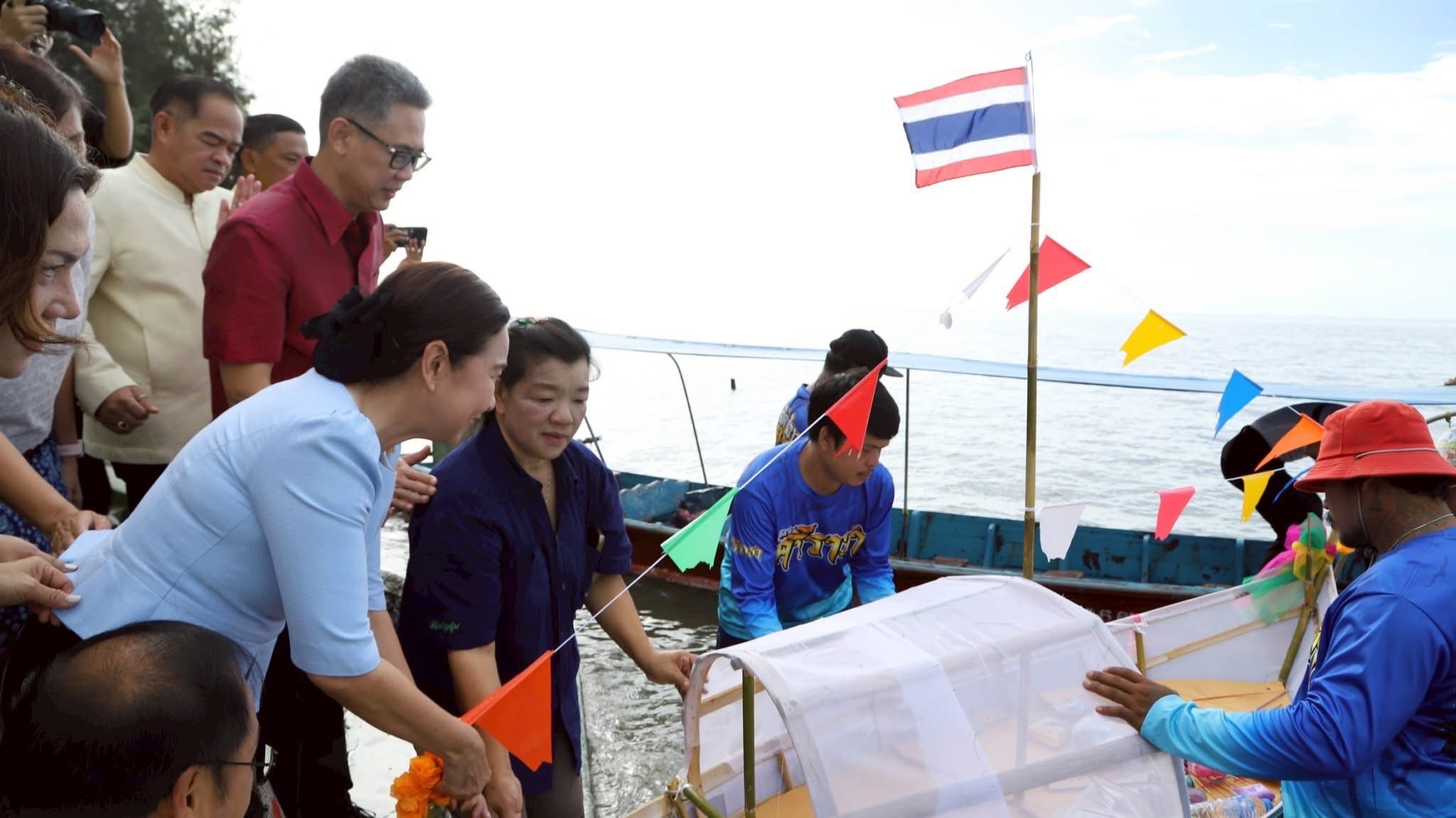 พช.สมุทรสงคราม ร่วมพิธีทำบุญตักบาตร,ปล่อยเรือสำเภา โครงการของดีเมืองแม่กลองตะวันรอน ที่ดอนหอยหลอด ประจำปี พ.ศ. 2568