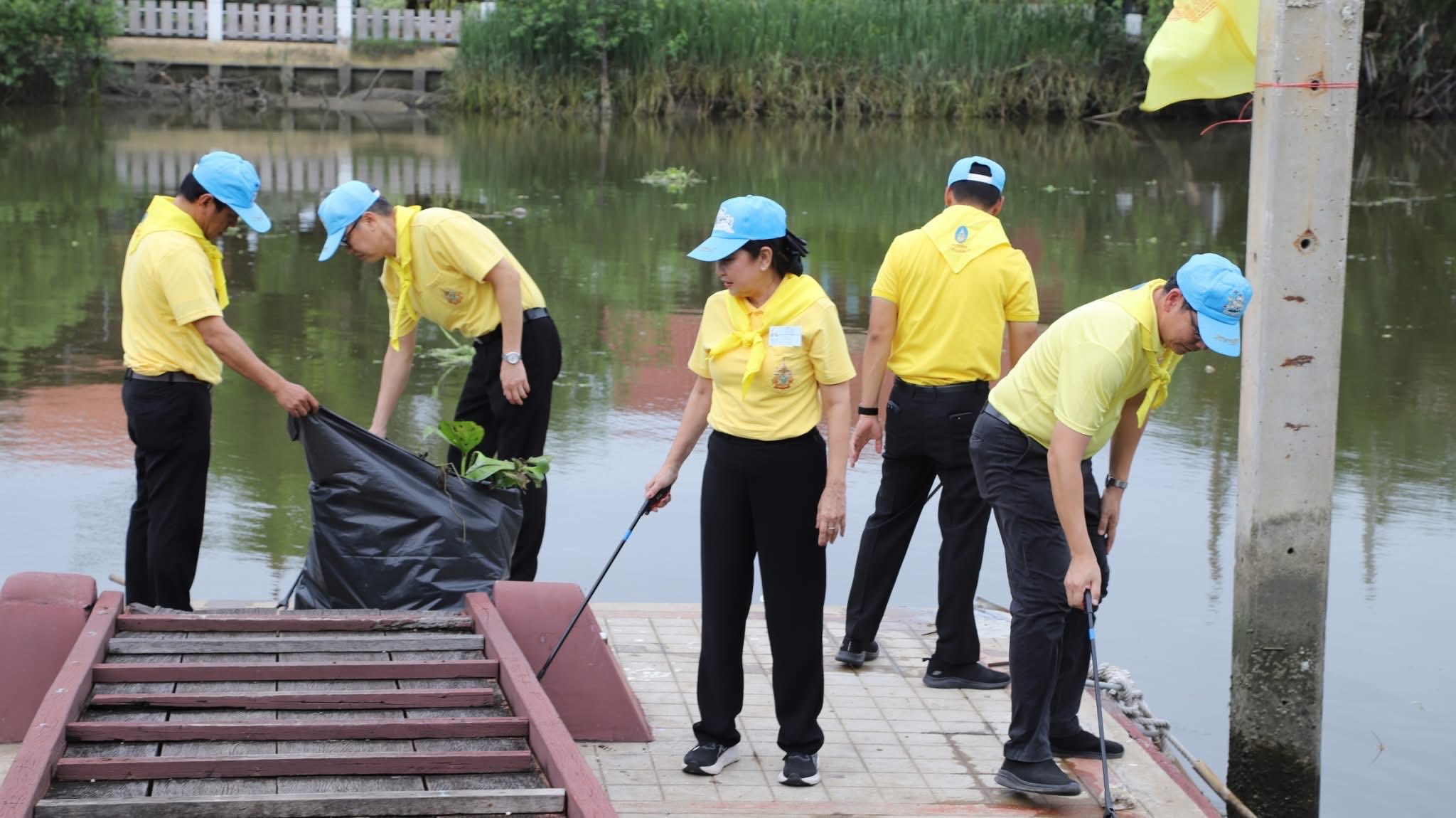 พช.สมุทรสงคราม ร่วมกิจกรรมจิตอาสาพัฒนา เนื่องในวันคล้ายวันพระราชสมภพ สมเด็จพระนางเจ้าฯ พระบรมราชินี