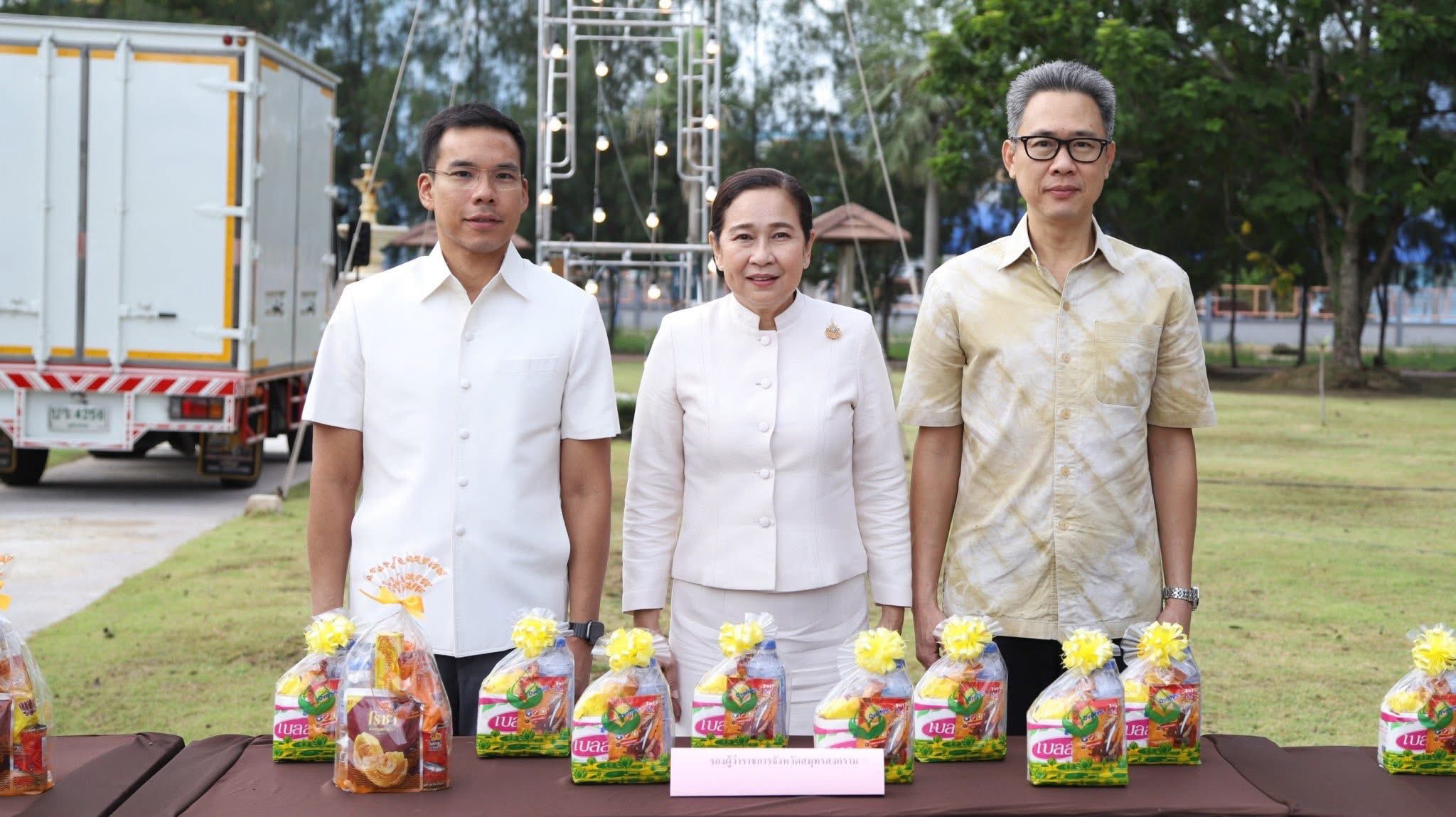 พช.สมุทรสงคราม ร่วมพิธีทำบุญตักบาตร เนื่องในโครงการย้อนรำลึกแฝดอิน – จัน มหัศจรรย์แฝดสยามคู่แรกของโลกชาวจังหวัดสมุทรสงคราม