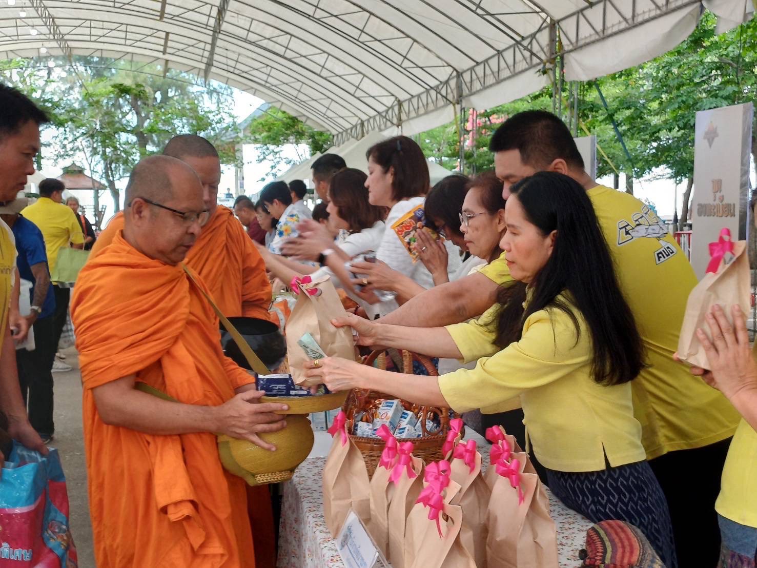 พช.สมุทรสงคราม ร่วมพิธีทำบุญตักบาตร,ปล่อยเรือสำเภา โครงการของดีเมืองแม่กลองตะวันรอน ที่ดอนหอยหลอด ประจำปี พ.ศ. 2568