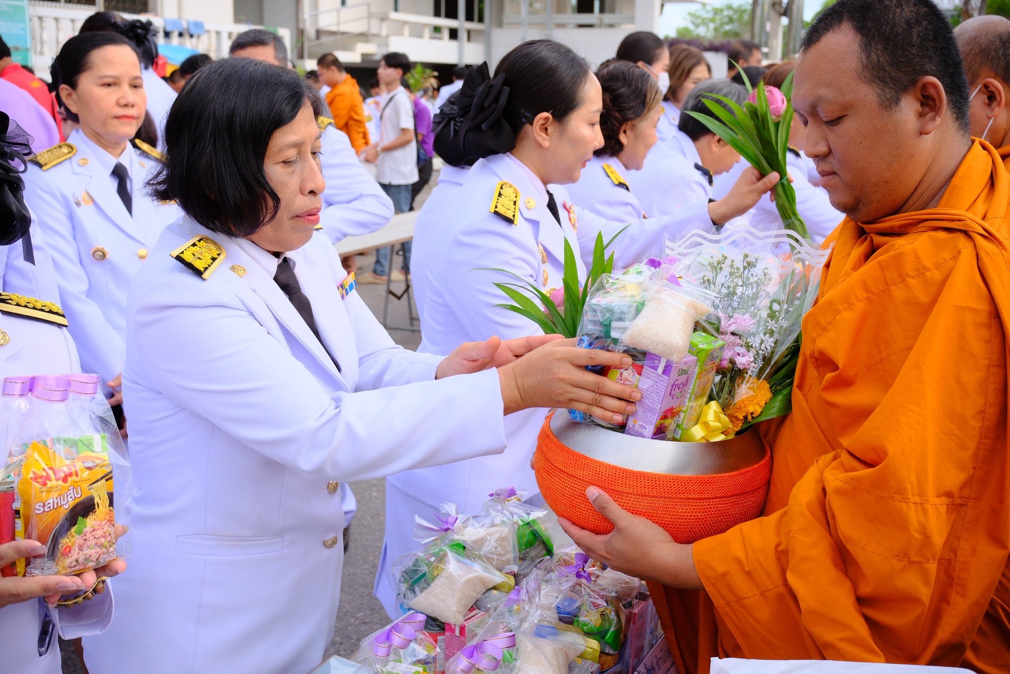 พช.สมุทรสงคราม ร่วมพิธีเจริญพระพุทธมนต์และพิธีทำบุญตักบาตรเฉลิมพระเกียรติสมเด็จพระนางเจ้าสุทิดา พัชรสุธาพิมลลักษณ พระบรมราชินี เนื่องในโอกาสมหามงคลเฉลิมพระชนมพรรษา 3 มิถุนายน 2568