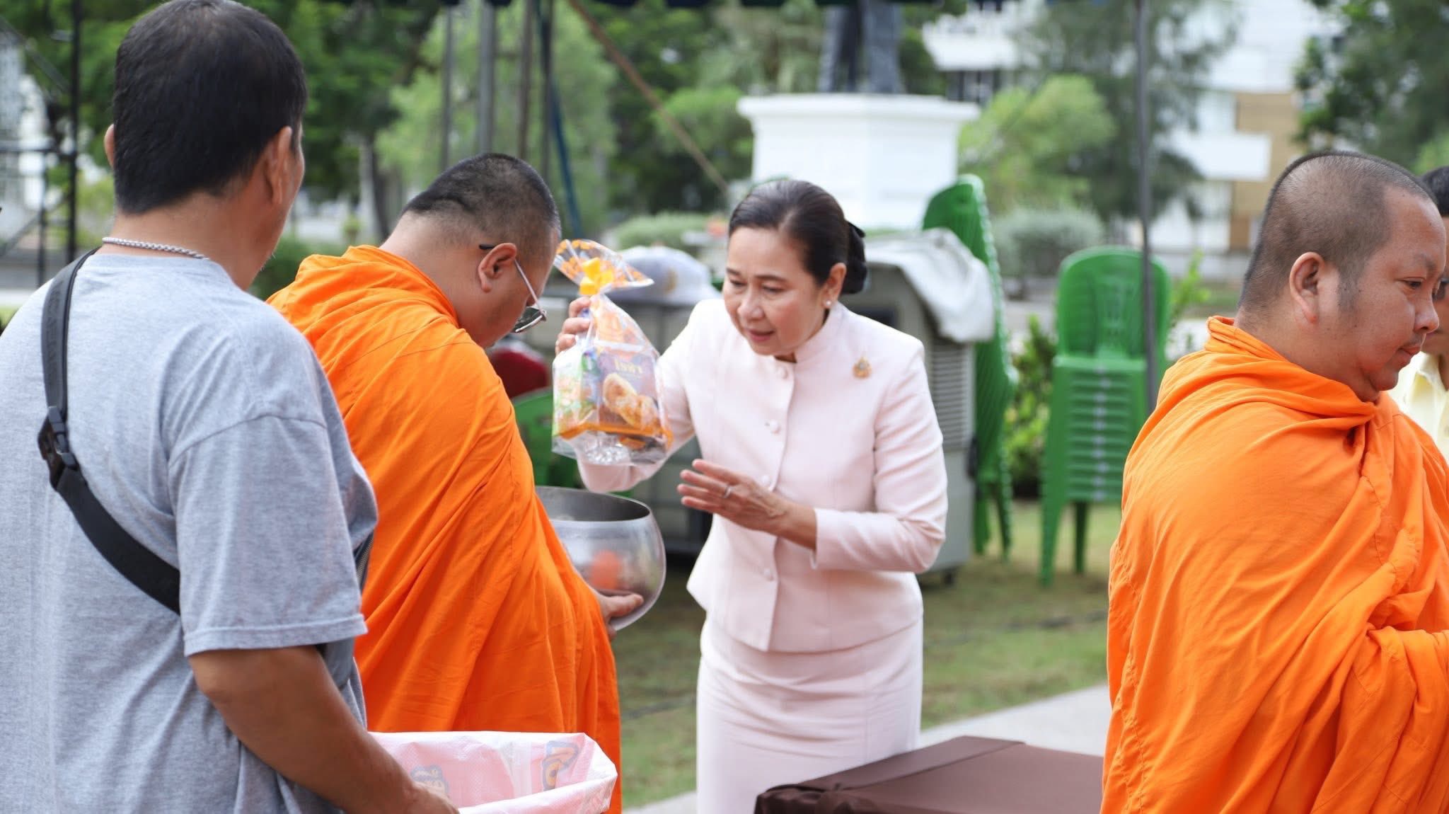 พช.สมุทรสงคราม ร่วมพิธีทำบุญตักบาตร เนื่องในโครงการย้อนรำลึกแฝดอิน – จัน มหัศจรรย์แฝดสยามคู่แรกของโลกชาวจังหวัดสมุทรสงคราม