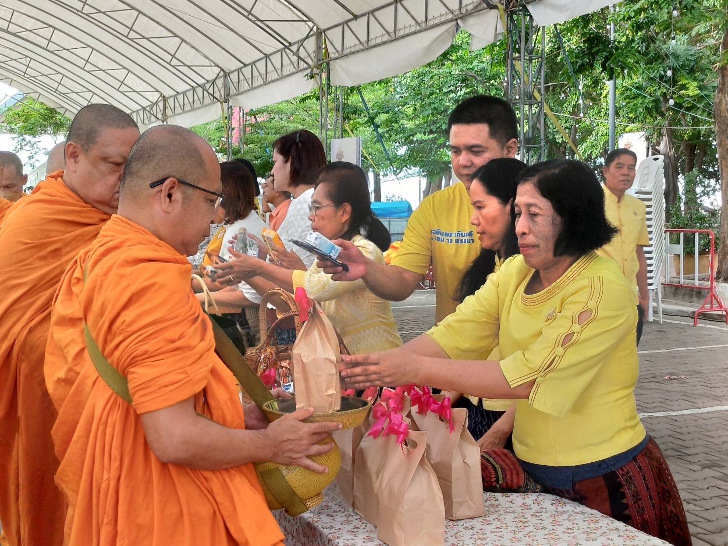 พช.สมุทรสงคราม ร่วมพิธีทำบุญตักบาตร,ปล่อยเรือสำเภา โครงการของดีเมืองแม่กลองตะวันรอน ที่ดอนหอยหลอด ประจำปี พ.ศ. 2568