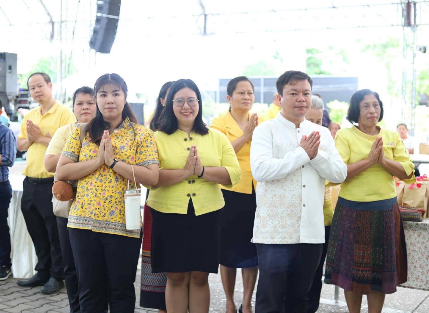 พช.สมุทรสงคราม ร่วมพิธีทำบุญตักบาตร,ปล่อยเรือสำเภา โครงการของดีเมืองแม่กลองตะวันรอน ที่ดอนหอยหลอด ประจำปี พ.ศ. 2568