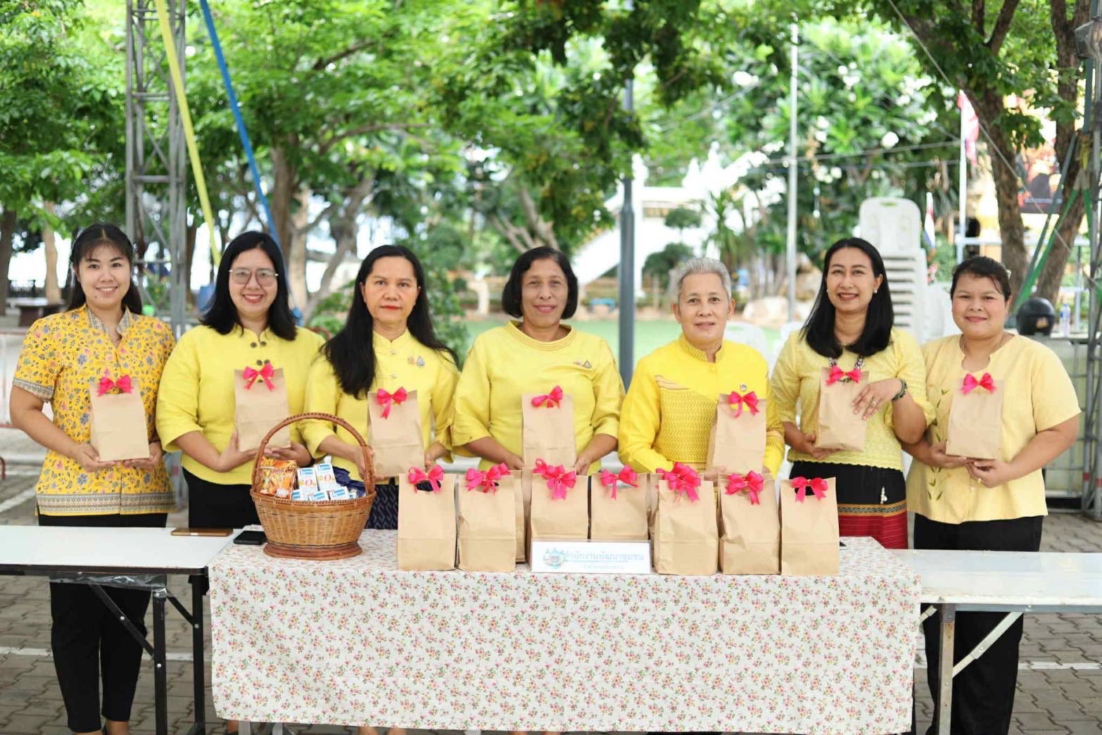 พช.สมุทรสงคราม ร่วมพิธีทำบุญตักบาตร,ปล่อยเรือสำเภา โครงการของดีเมืองแม่กลองตะวันรอน ที่ดอนหอยหลอด ประจำปี พ.ศ. 2568