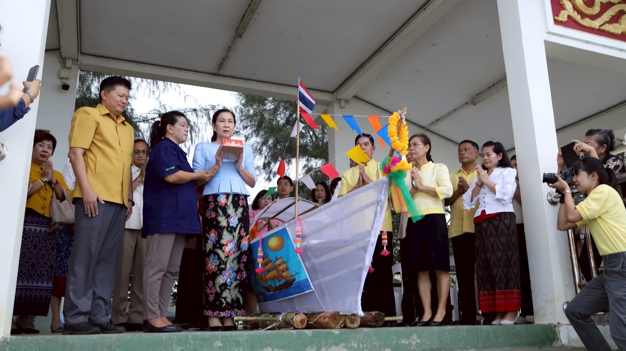 พช.สมุทรสงคราม ร่วมพิธีทำบุญตักบาตร,ปล่อยเรือสำเภา โครงการของดีเมืองแม่กลองตะวันรอน ที่ดอนหอยหลอด ประจำปี พ.ศ. 2568