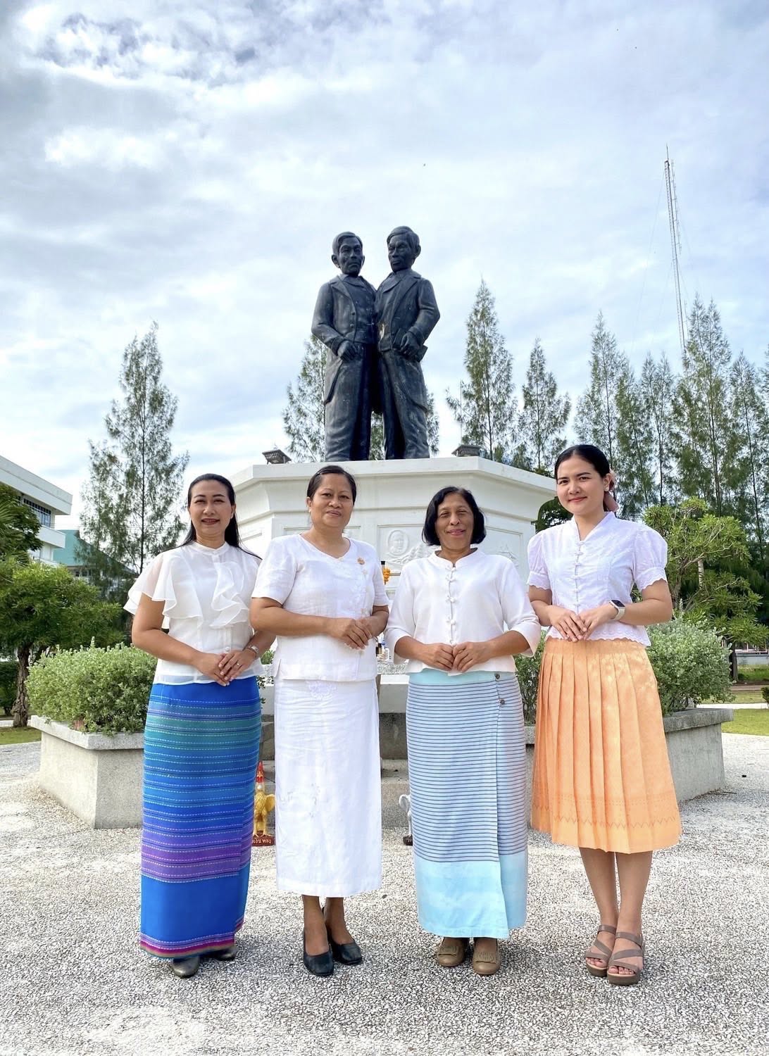 พช.สมุทรสงคราม ร่วมพิธีทำบุญตักบาตร เนื่องในโครงการย้อนรำลึกแฝดอิน – จัน มหัศจรรย์แฝดสยามคู่แรกของโลกชาวจังหวัดสมุทรสงคราม