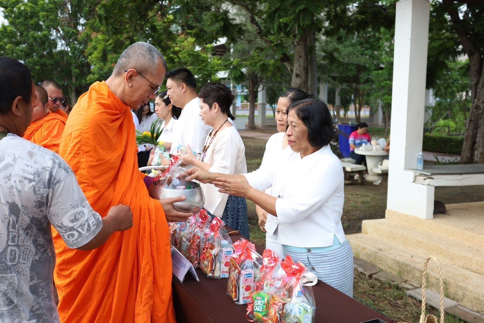 พช.สมุทรสงคราม ร่วมพิธีทำบุญตักบาตร เนื่องในโครงการย้อนรำลึกแฝดอิน – จัน มหัศจรรย์แฝดสยามคู่แรกของโลกชาวจังหวัดสมุทรสงคราม
