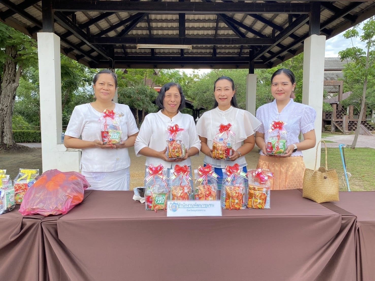 พช.สมุทรสงคราม ร่วมพิธีทำบุญตักบาตร เนื่องในโครงการย้อนรำลึกแฝดอิน – จัน มหัศจรรย์แฝดสยามคู่แรกของโลกชาวจังหวัดสมุทรสงคราม