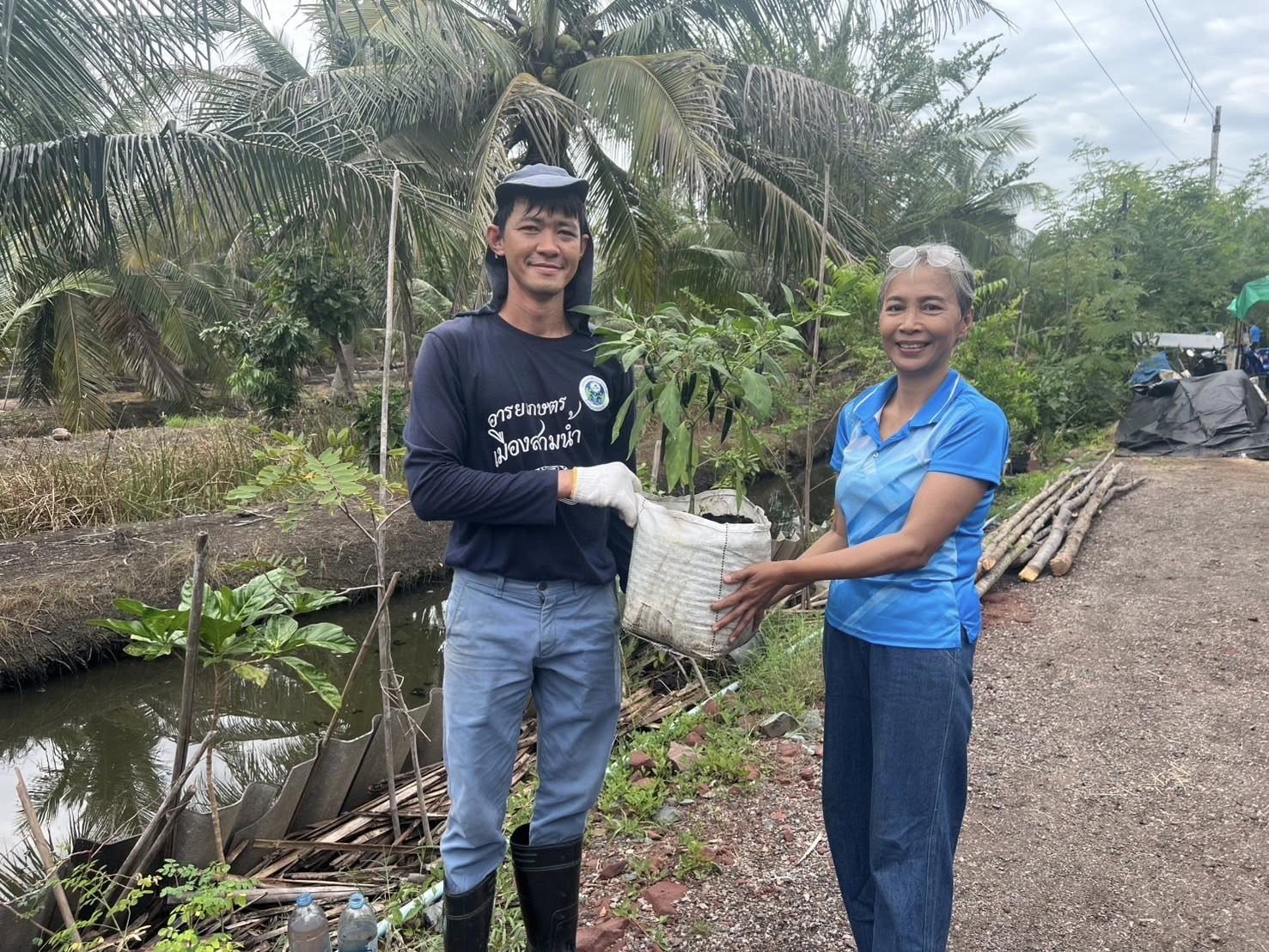 จังหวัดสมุทรสงคราม จัดกิจกรรม “เอามื้อสามัคคี เราทำความดีด้วยหัวใจ ครั้งที่ 37”
