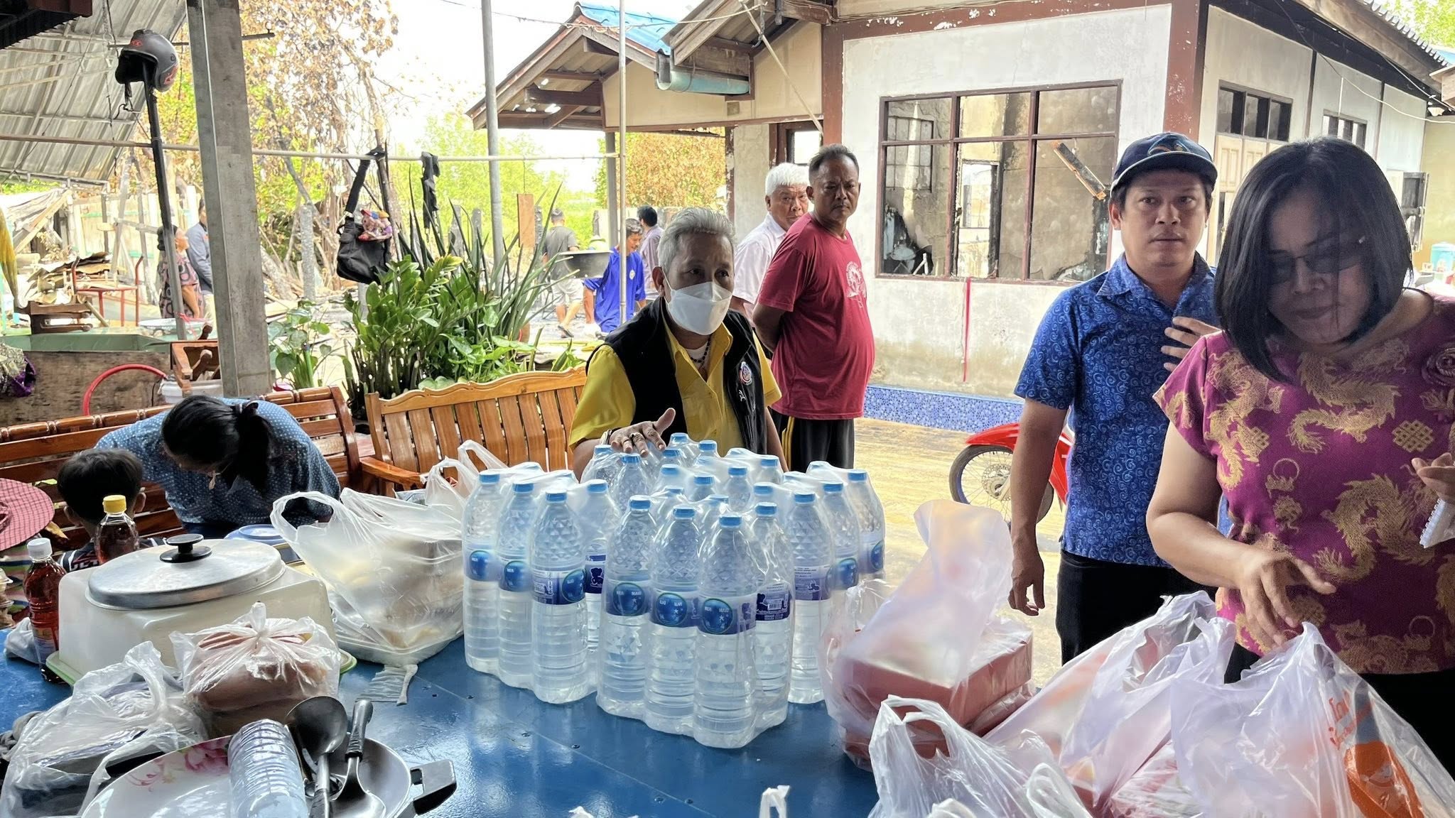 พช.สมุทรสงคราม ลงพื้นที่มอบสิ่งของและร่วมให้กำลังใจผู้ประสบอัคคีภัย