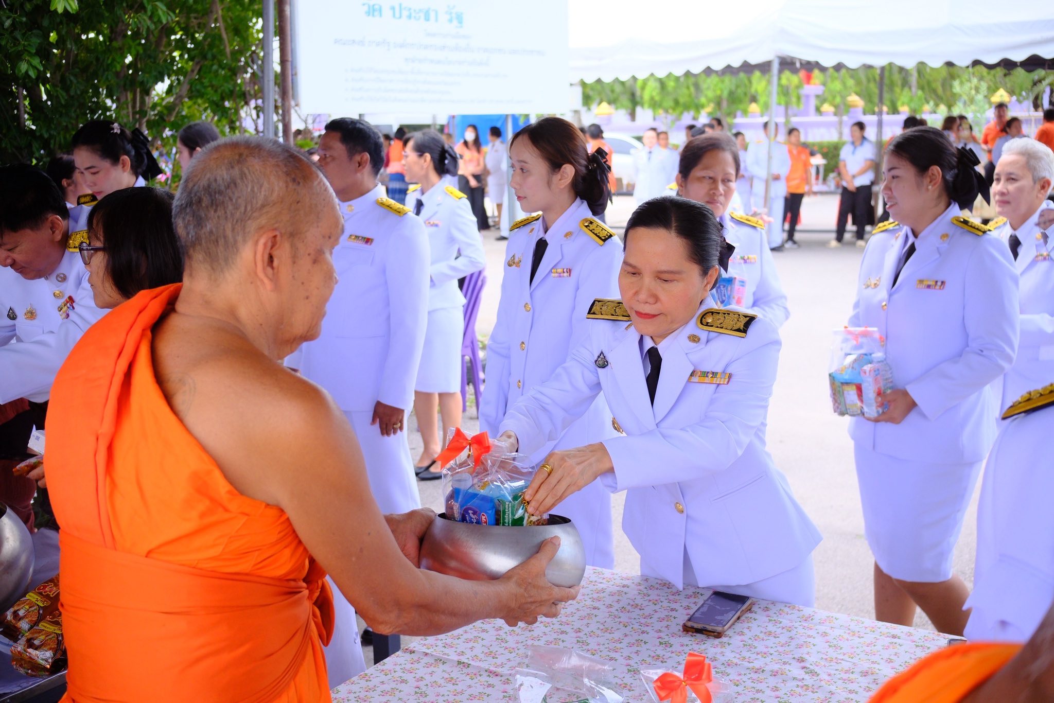 พช.สมุทรสงคราม ร่วมพิธีเจริญพระพุทธมนต์และพิธีทำบุญตักบาตรเฉลิมพระเกียรติสมเด็จพระเจ้าน้องนางเธอ เจ้าฟ้าจุฬาภรณวลัยลักษณ์ อัครราชกุมารี กรมพระศรีสวางควัฒน วรขัตติยราชนารี เนื่องในโอกาสวันคล้ายวันประสูติ 4 กรกฎาคม