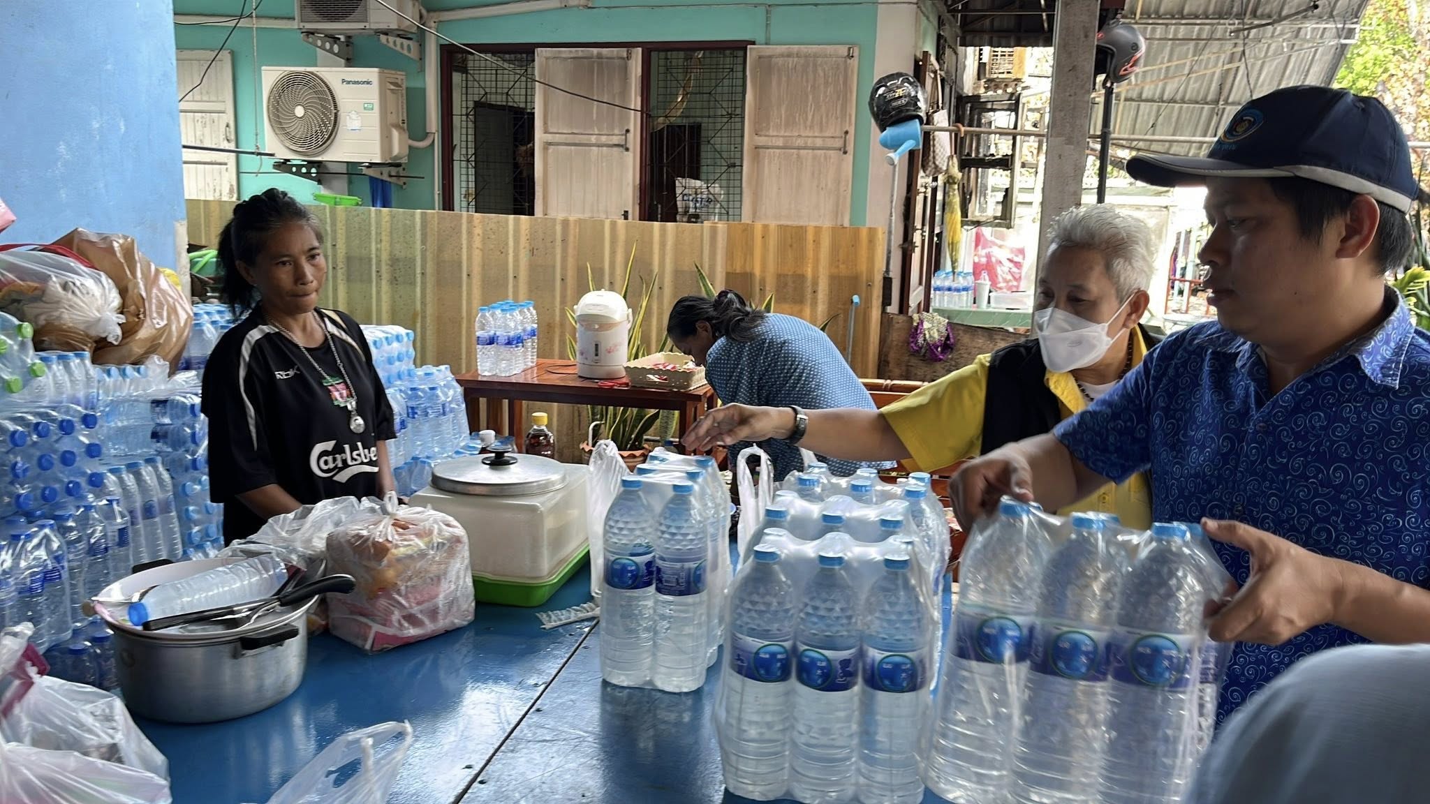 พช.สมุทรสงคราม ลงพื้นที่มอบสิ่งของและร่วมให้กำลังใจผู้ประสบอัคคีภัย