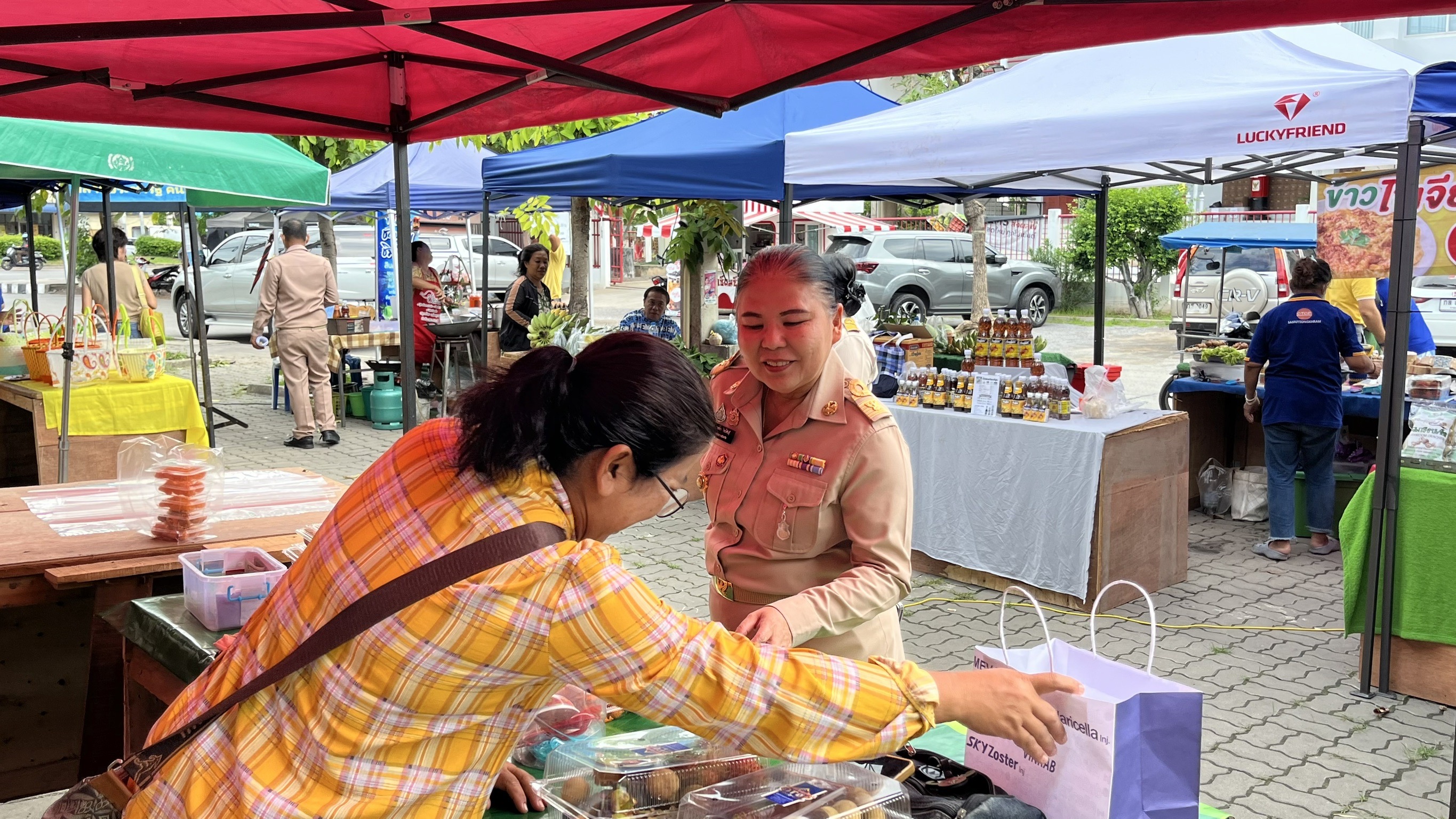พช. สมุทรสงคราม เสริมแรงเครือข่าย OTOP จัดกิจกรรม “ตลาดชุมชนคน 3 น้ำ” ส่งเสริมช่องทางการตลาด