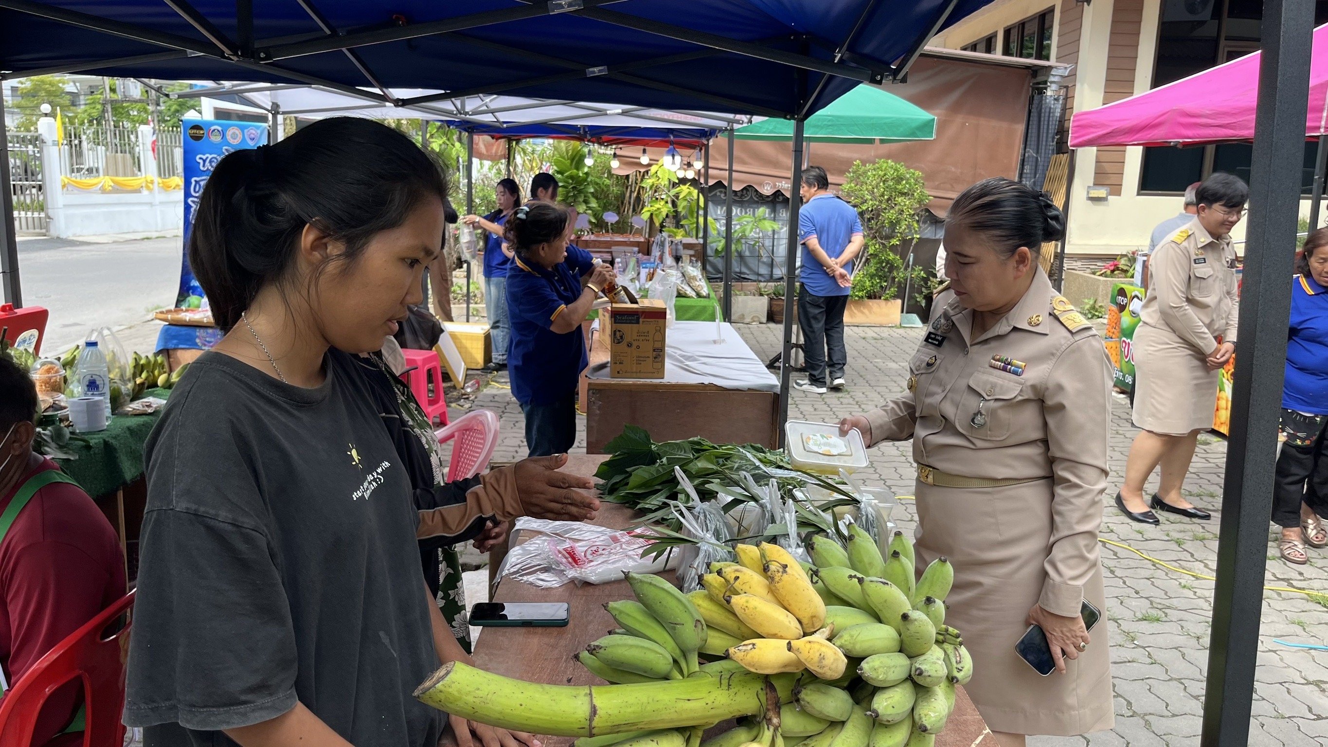 พช. สมุทรสงคราม เสริมแรงเครือข่าย OTOP จัดกิจกรรม “ตลาดชุมชนคน 3 น้ำ” ส่งเสริมช่องทางการตลาด