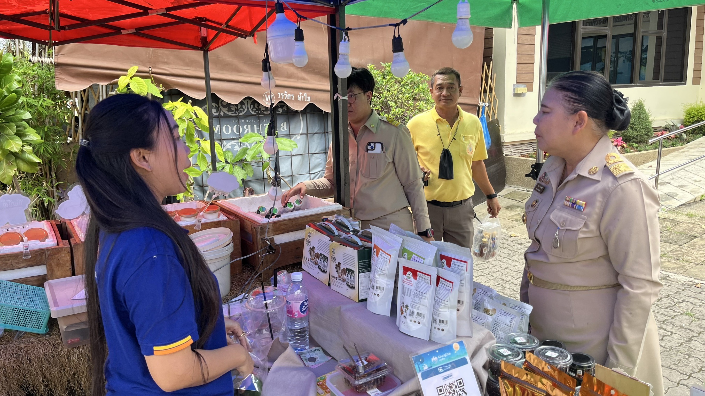 พช. สมุทรสงคราม เสริมแรงเครือข่าย OTOP จัดกิจกรรม “ตลาดชุมชนคน 3 น้ำ” ส่งเสริมช่องทางการตลาด
