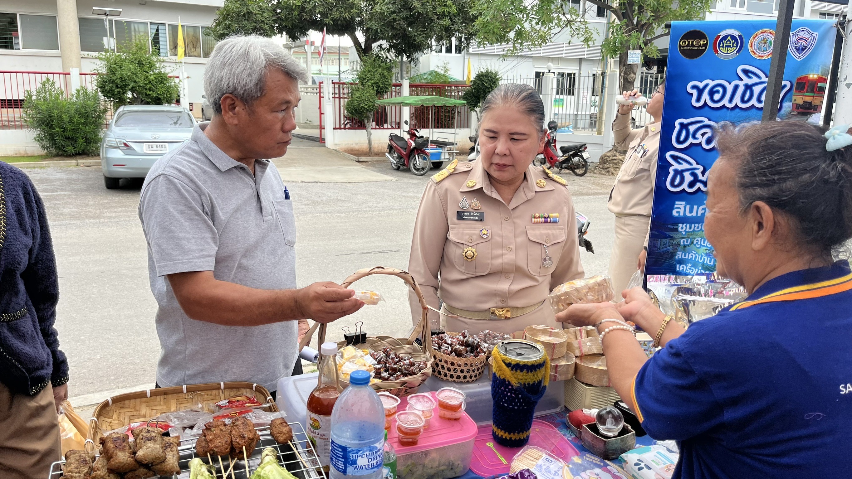 พช. สมุทรสงคราม เสริมแรงเครือข่าย OTOP จัดกิจกรรม “ตลาดชุมชนคน 3 น้ำ” ส่งเสริมช่องทางการตลาด