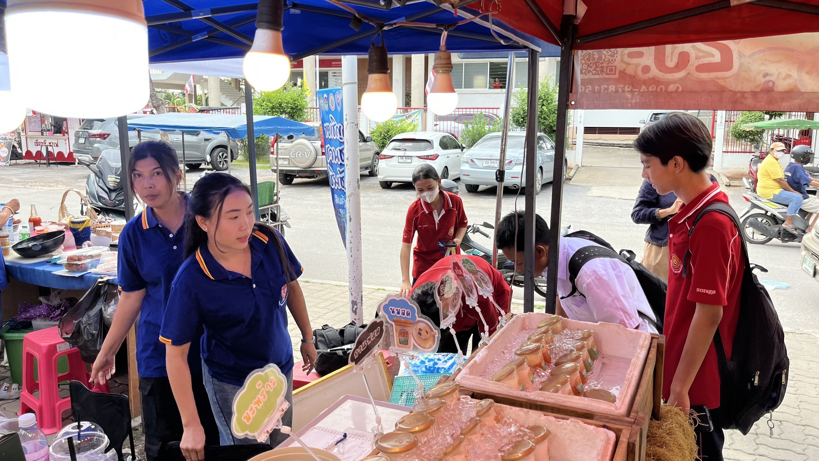 พช. สมุทรสงคราม เสริมแรงเครือข่าย OTOP จัดกิจกรรม “ตลาดชุมชนคน 3 น้ำ” ส่งเสริมช่องทางการตลาด