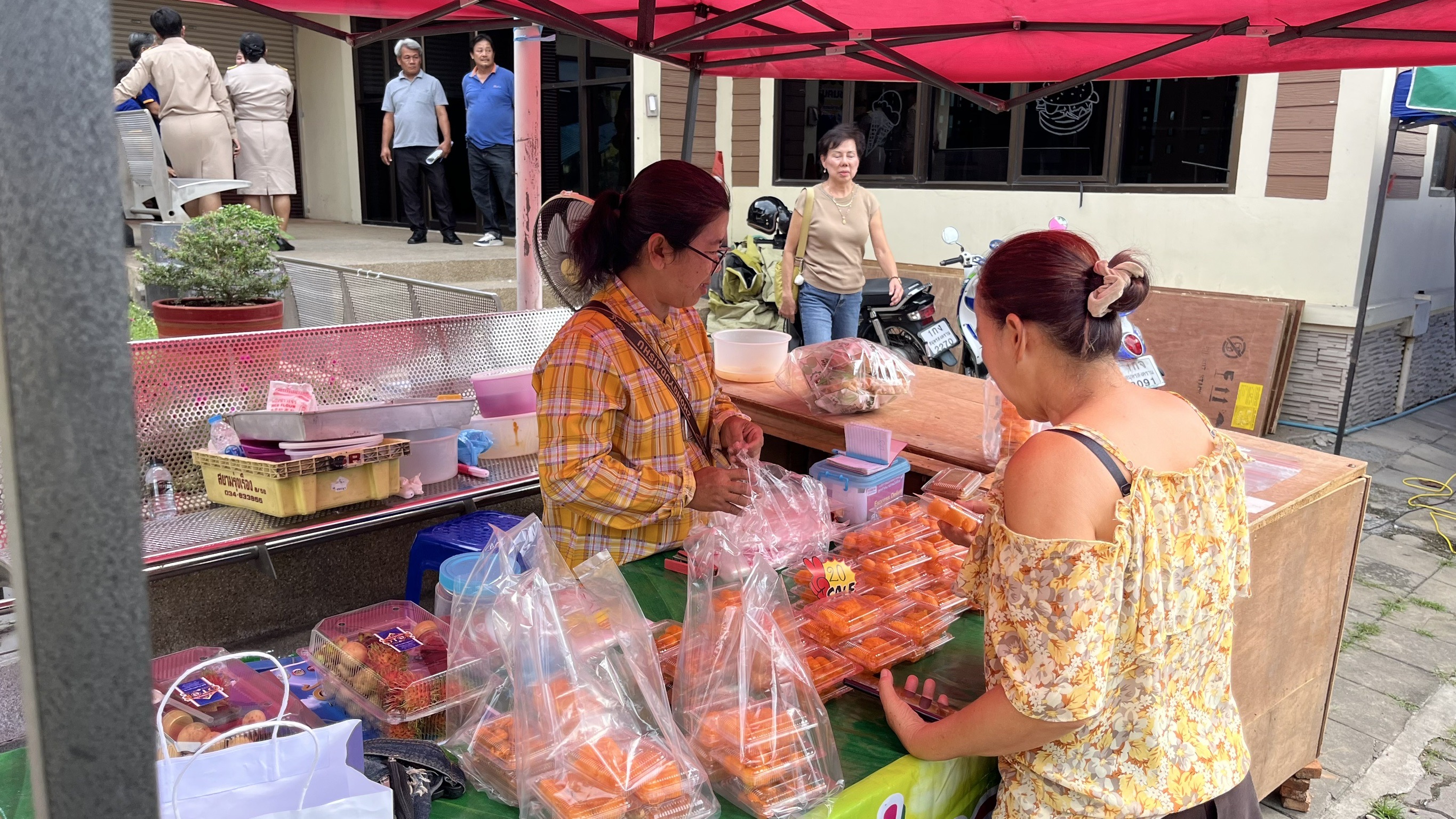 พช. สมุทรสงคราม เสริมแรงเครือข่าย OTOP จัดกิจกรรม “ตลาดชุมชนคน 3 น้ำ” ส่งเสริมช่องทางการตลาด