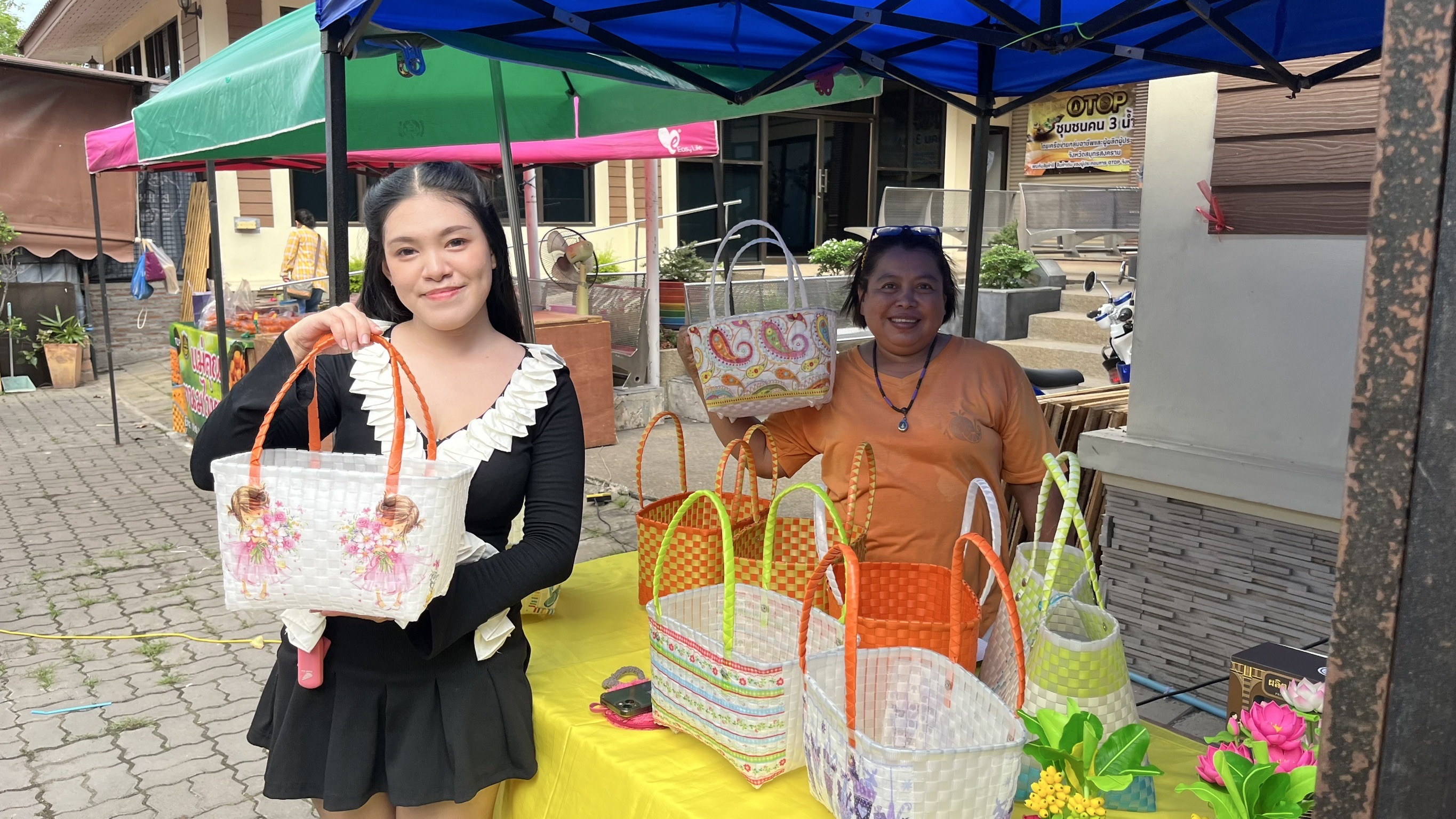 พช. สมุทรสงคราม เสริมแรงเครือข่าย OTOP จัดกิจกรรม “ตลาดชุมชนคน 3 น้ำ” ส่งเสริมช่องทางการตลาด